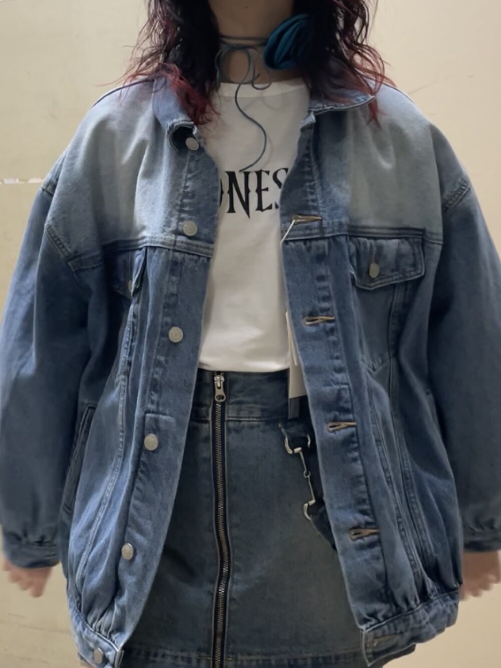 ブルー系のデニムジャケット、ホワイト系のTシャツ/カットソー、ブルー系のスカートを着用したレディースの春コーディネートの6枚目の写真