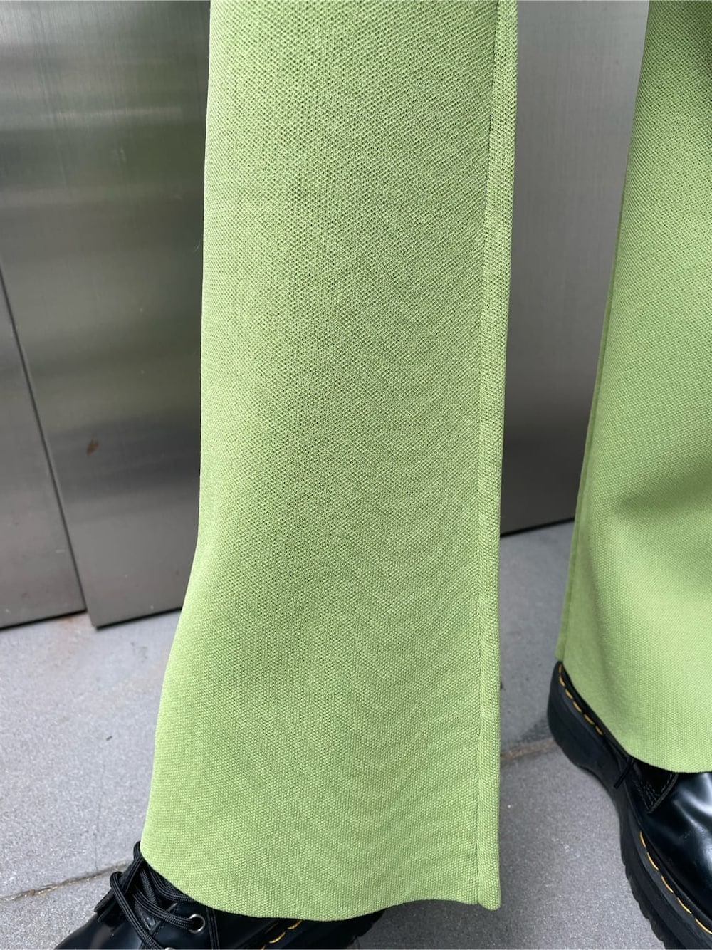 ピンク系のハンドバッグ、グリーン系のその他パンツ、オレンジ系のシャツ/ブラウスを着用したレディースの夏コーディネートの9枚目の写真