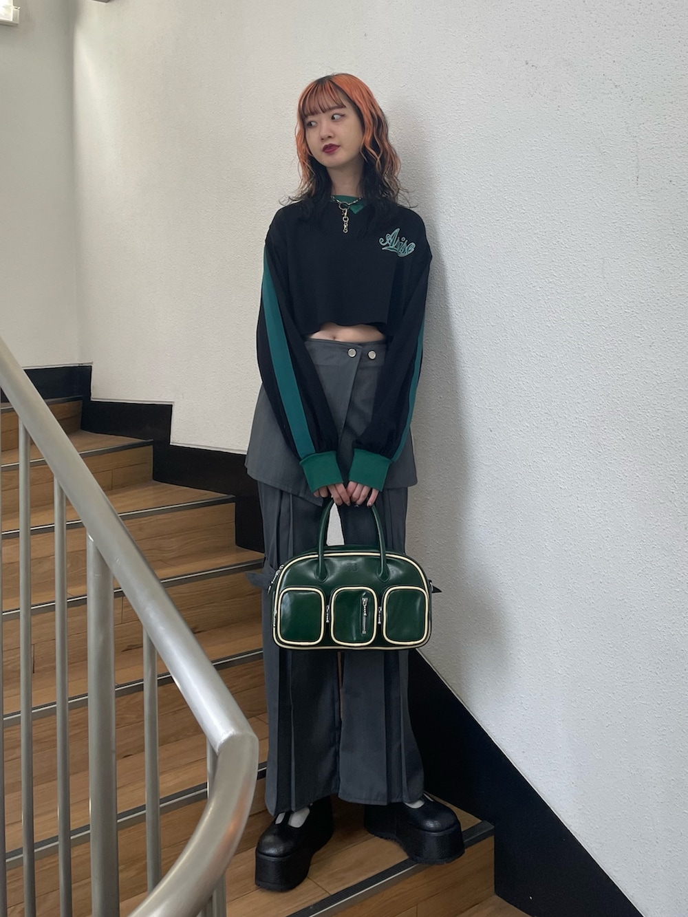 ブラック系のTシャツ/カットソー、グレー系のその他パンツ、グリーン系のボストンバッグを着用したレディースの夏コーディネートの2枚目の写真