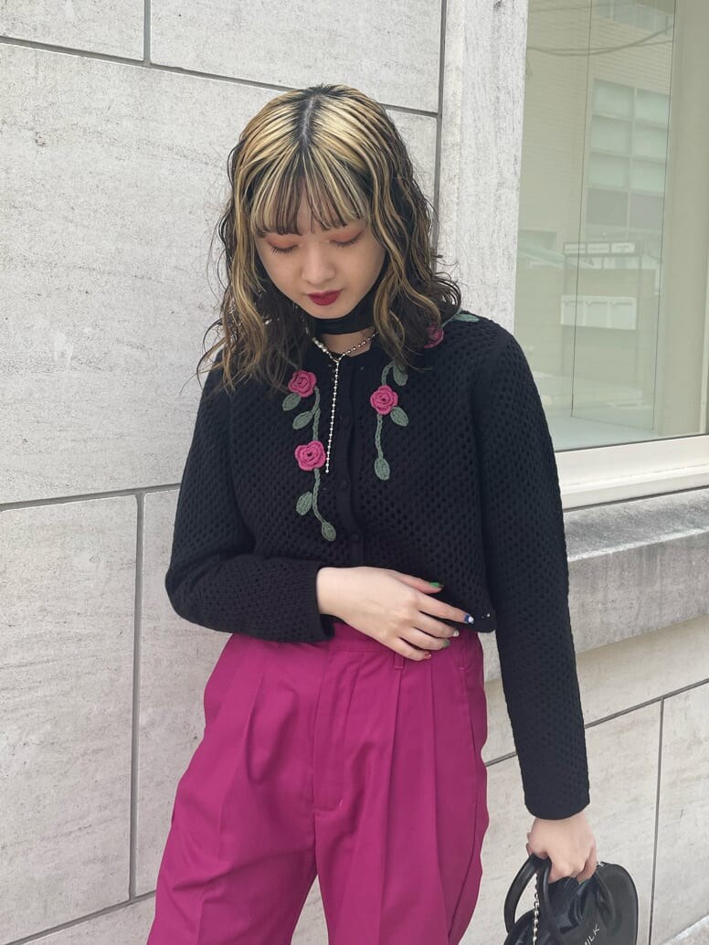 ブラック系のシャツ/ブラウス、ピンク系のスラックス、ブラック系のショルダーバッグを着用したレディースの春コーディネートの4枚目の写真