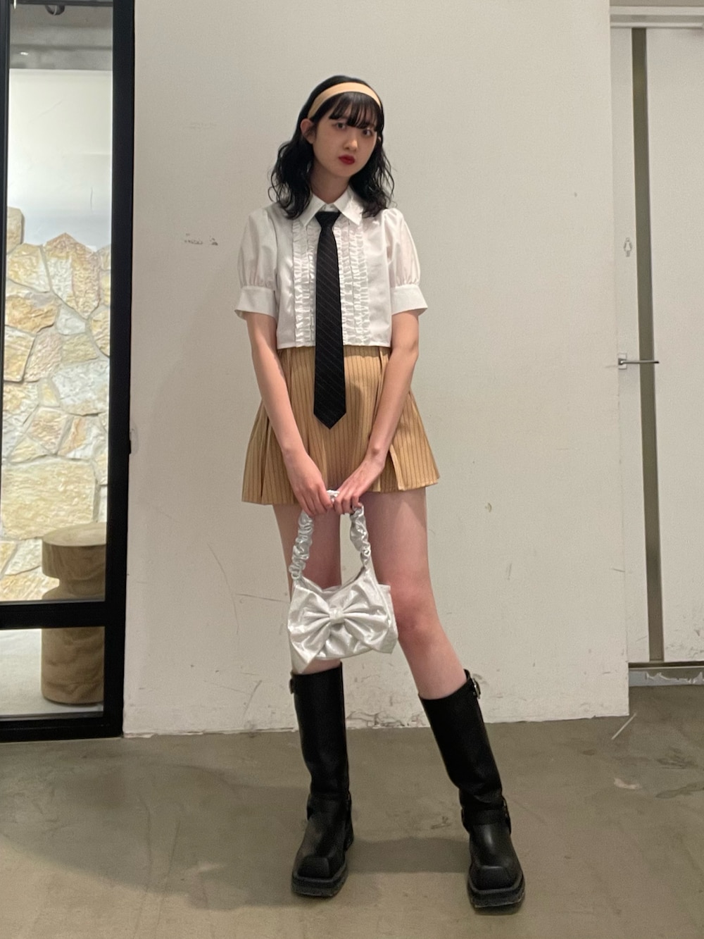 ベージュ系のその他パンツ、ホワイト系のシャツ/ブラウス、ベージュ系のスカートを着用したレディースの冬コーディネートの2枚目の写真