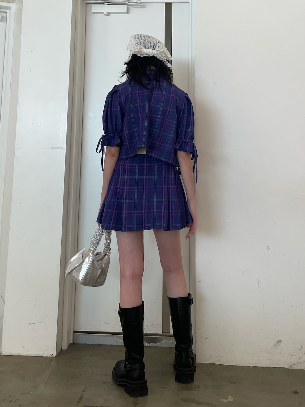 ホワイト系のニット/セーター、パープル系のテーラードジャケット、パープル系のスカートを着用したレディースの冬コーディネートの3枚目の写真