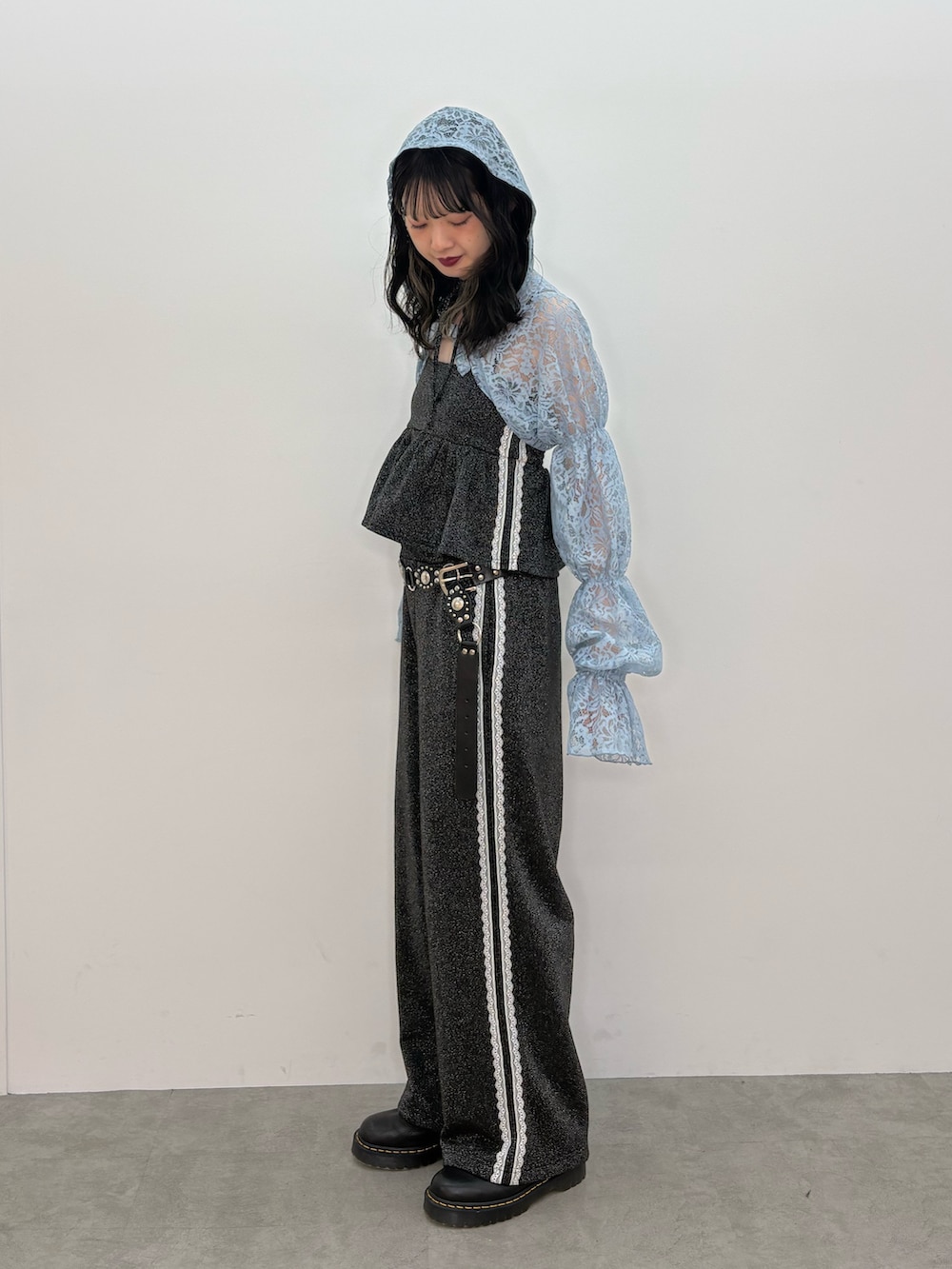 ブルー系のカーディガン/ボレロ、ブラック系のキャミソール、ブラック系のその他パンツを着用したレディースの春コーディネートの3枚目の写真