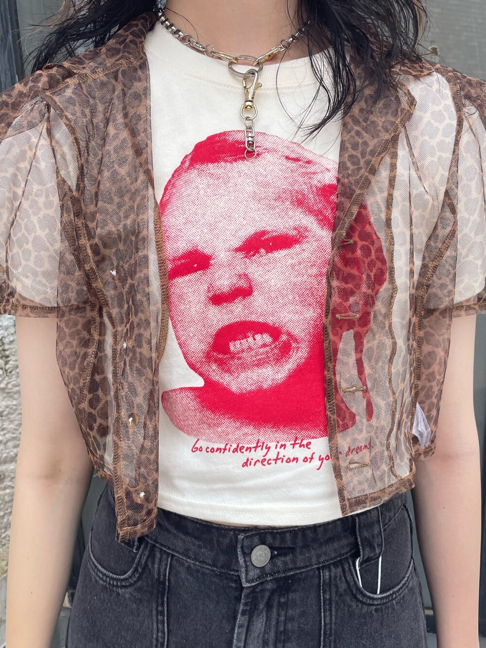 ホワイト系のTシャツ/カットソー、ブラウン系のシャツ/ブラウス、ブラック系のカーゴパンツを着用したレディースの春コーディネートの4枚目の写真