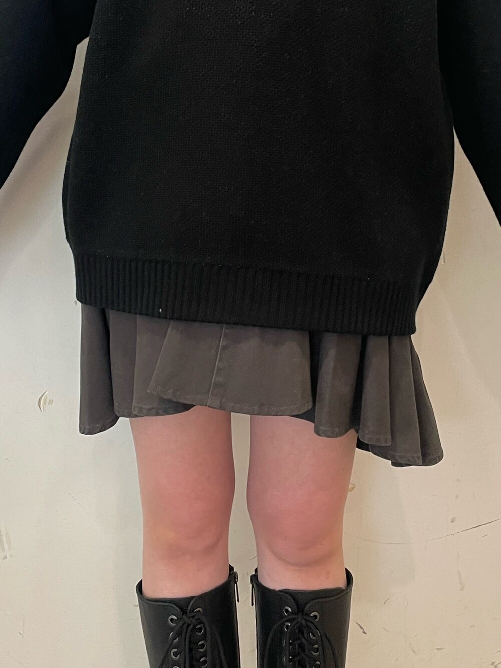 ブルー系のシャツ/ブラウス、ブラック系のニット/セーター、ブラック系のスカートを着用したレディースの冬コーディネートの7枚目の写真