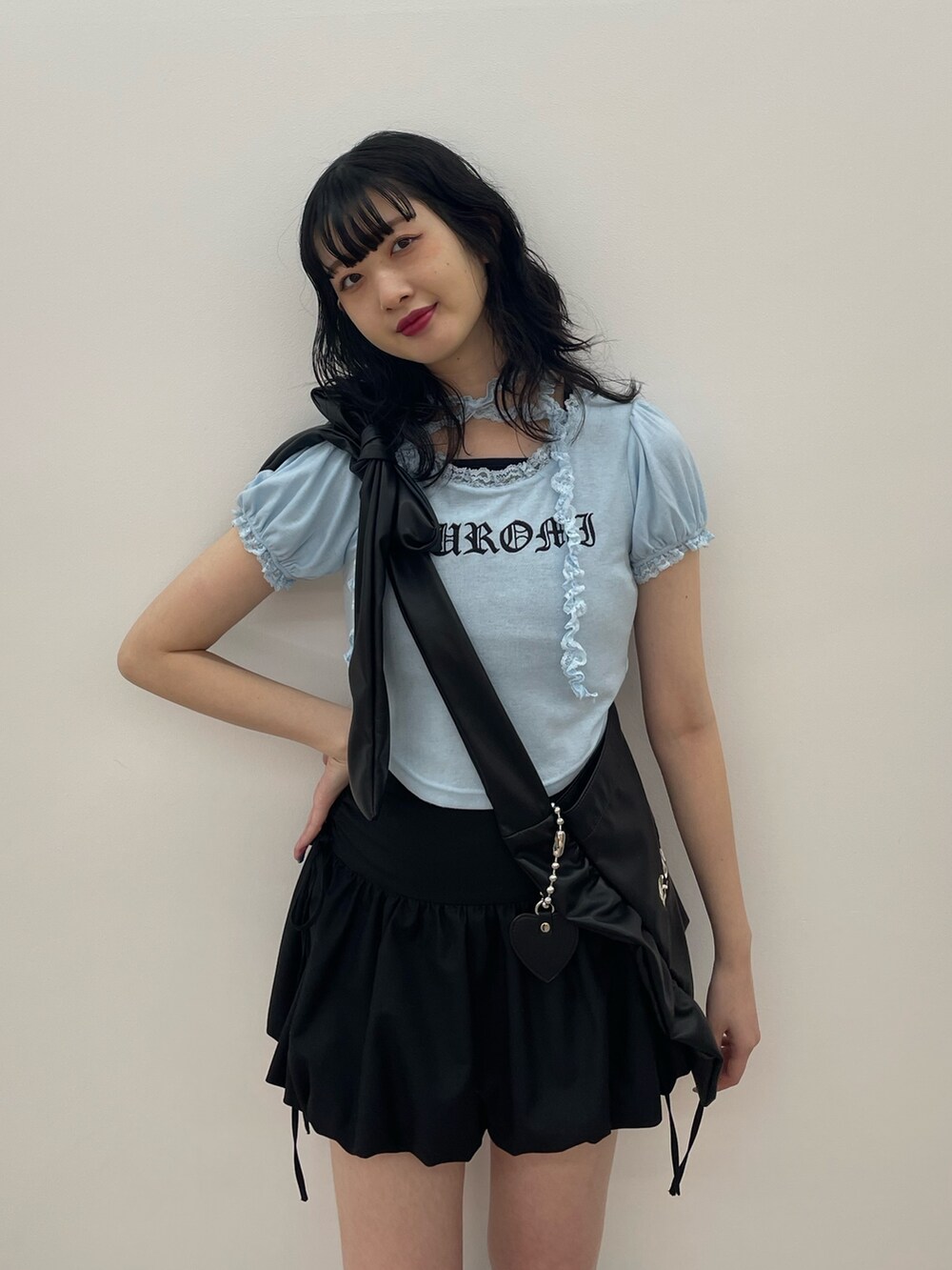 ブルー系のTシャツ/カットソー、ブラック系のトートバッグ、ブラック系のスカートを着用したレディースの春コーディネートの4枚目の写真