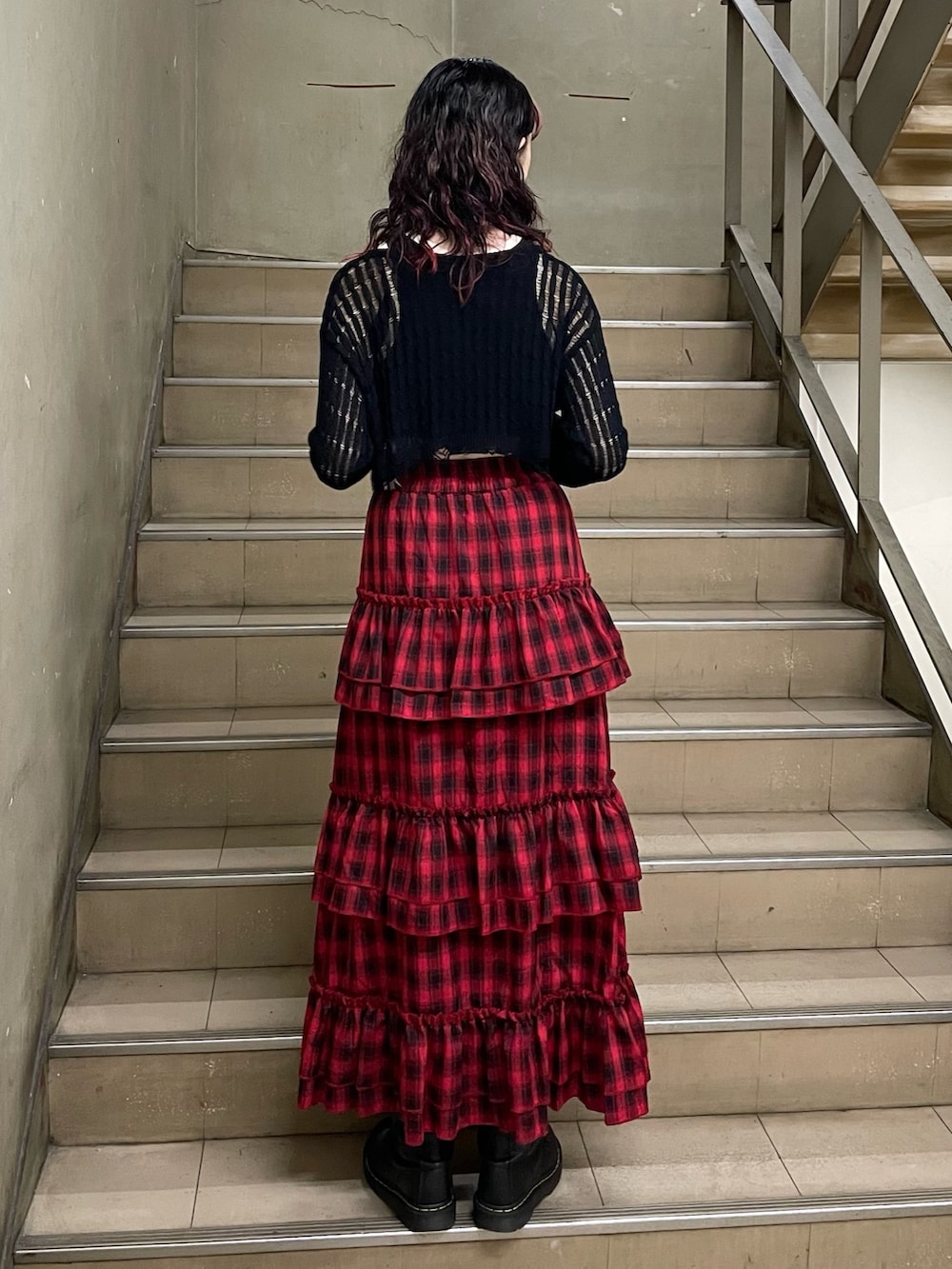 ブラック系のニット/セーター、ブラック系のタンクトップ、レッド系のスカートを着用したレディースの春コーディネートの3枚目の写真