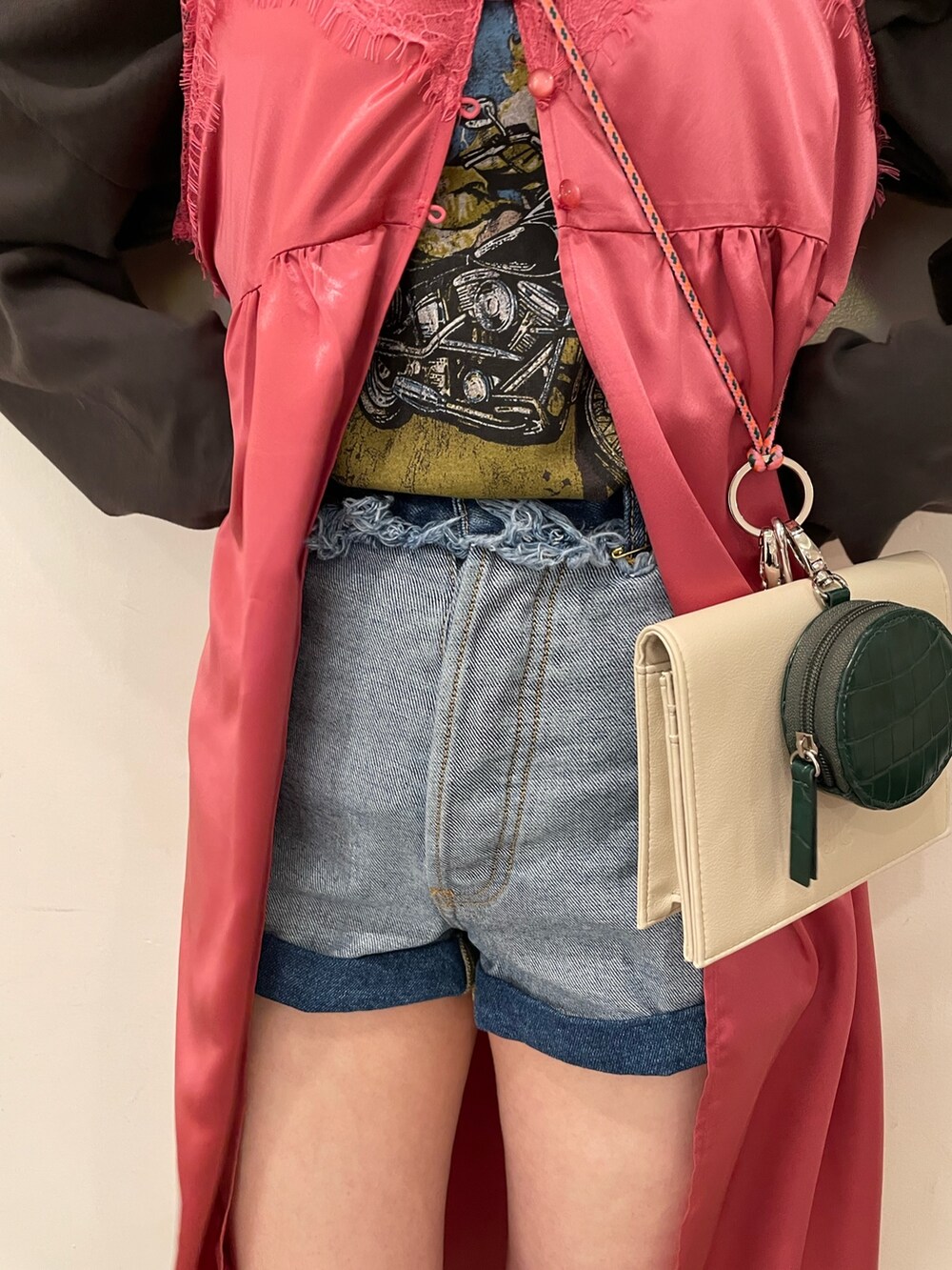 「jouetie、ランジェリーワンピース、レイヤードスタイル、アニマル柄」｜「jouetieのヴィンテージグラフィックロンT（Tシャツ/カットソー、ブラック系）」を使った、MIYUさん（レディース・168cm）の春コーディネートの7枚目の写真