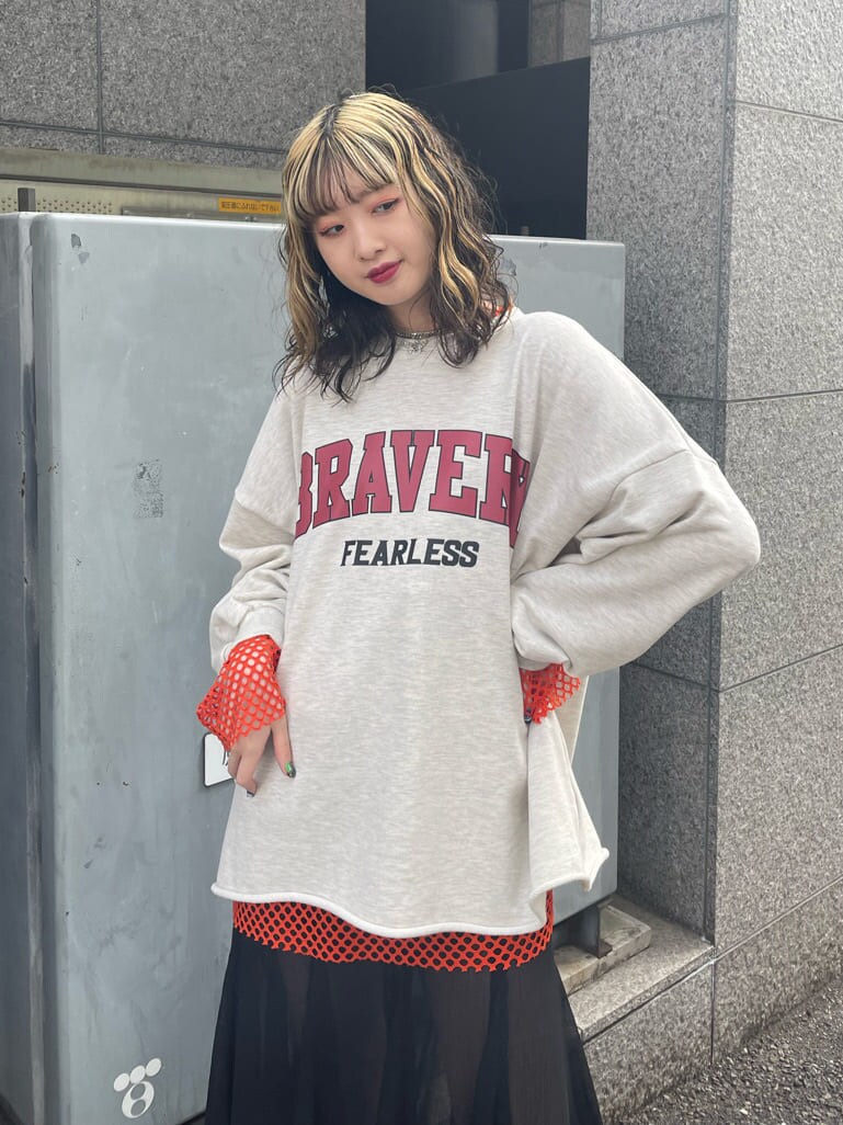 ブラック系のブーツ、ブラック系のスカート、オレンジ系のTシャツ/カットソーを着用したレディースの春コーディネートの5枚目の写真