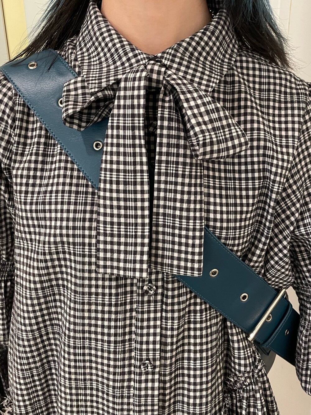 その他のシャツ/ブラウス、ブルー系のメッセンジャーバッグ、ブラック系のブーツを着用したレディースの冬コーディネートの5枚目の写真