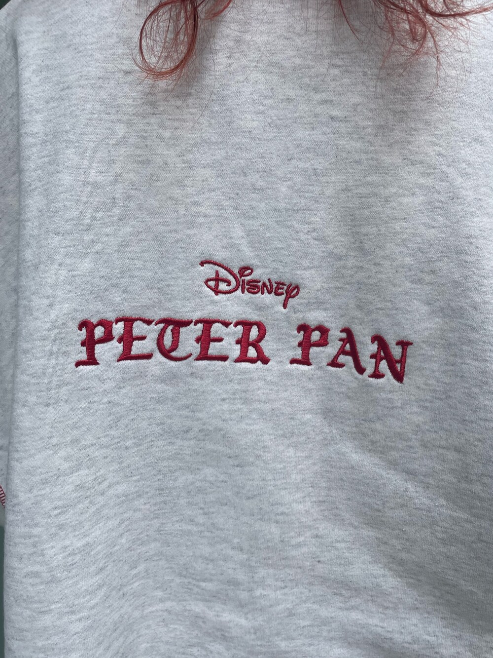 グレー系のスウェット、グレー系のスカート、シルバー系のハンドバッグを着用したレディースの夏コーディネートの9枚目の写真