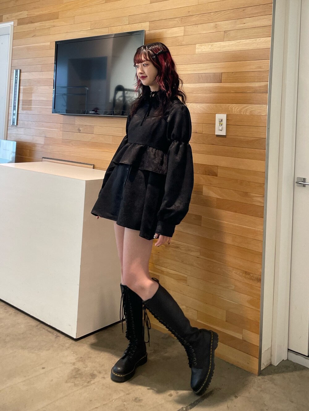 ブラック系のシャツ/ブラウス、ブラック系のブーツ、ブラック系のネックレスを着用したレディースの冬コーディネートの4枚目の写真