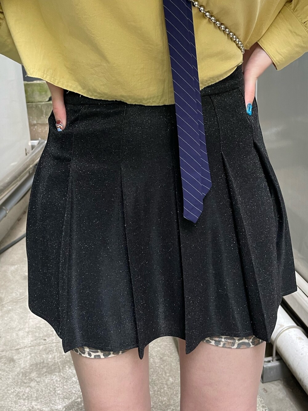 イエロー系のシャツ/ブラウス、ホワイト系のショルダーバッグ、ブラック系のその他シューズを着用したレディースの夏コーディネートの8枚目の写真