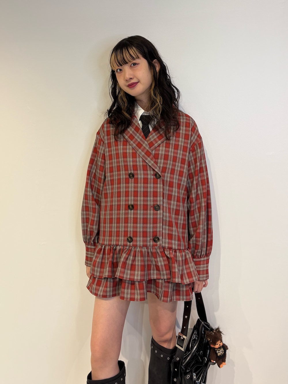 ホワイト系のシャツ/ブラウス、ブラック系のネクタイ、レッド系のワンピースを着用したレディースの冬コーディネートの5枚目の写真