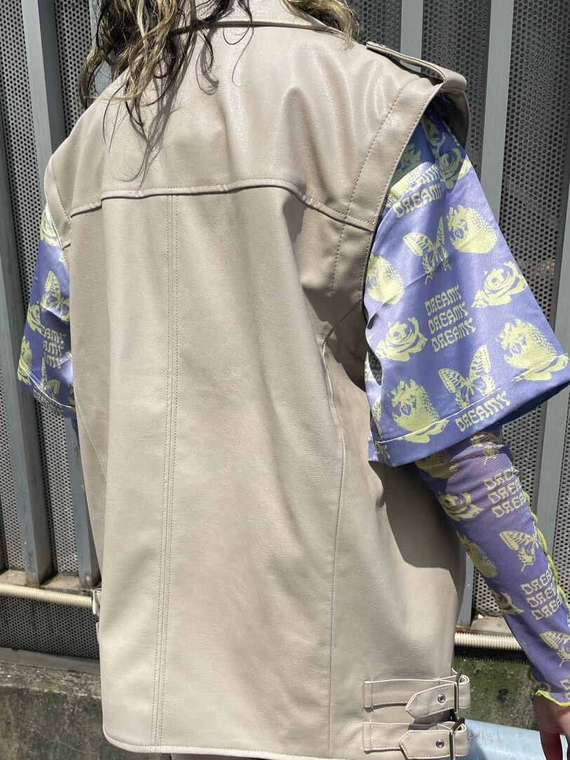 ブラック系のブーツ、パープル系のシャツ/ブラウス、パープル系のその他トップスを着用したレディースの夏コーディネートの7枚目の写真