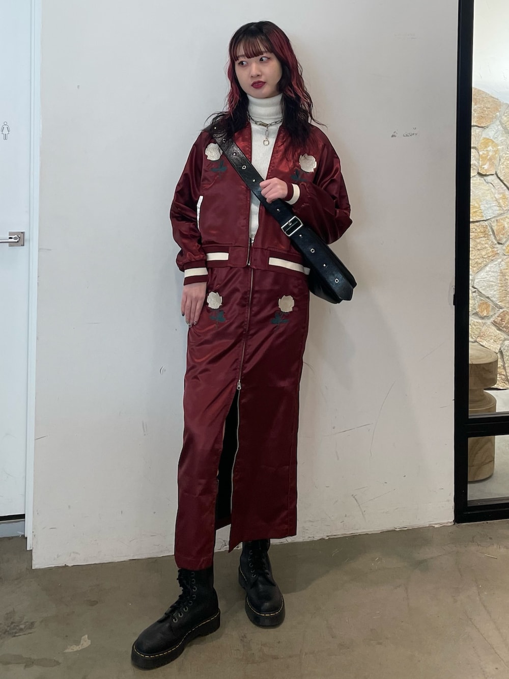 ホワイト系のニット/セーター、レッド系のスカジャン、レッド系のスカートを着用したレディースの春コーディネートの2枚目の写真