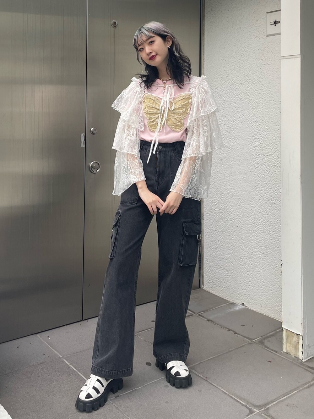 ピンク系のTシャツ/カットソー、ホワイト系のシャツ/ブラウス、ブラック系のカーゴパンツを着用したレディースの春コーディネートの2枚目の写真