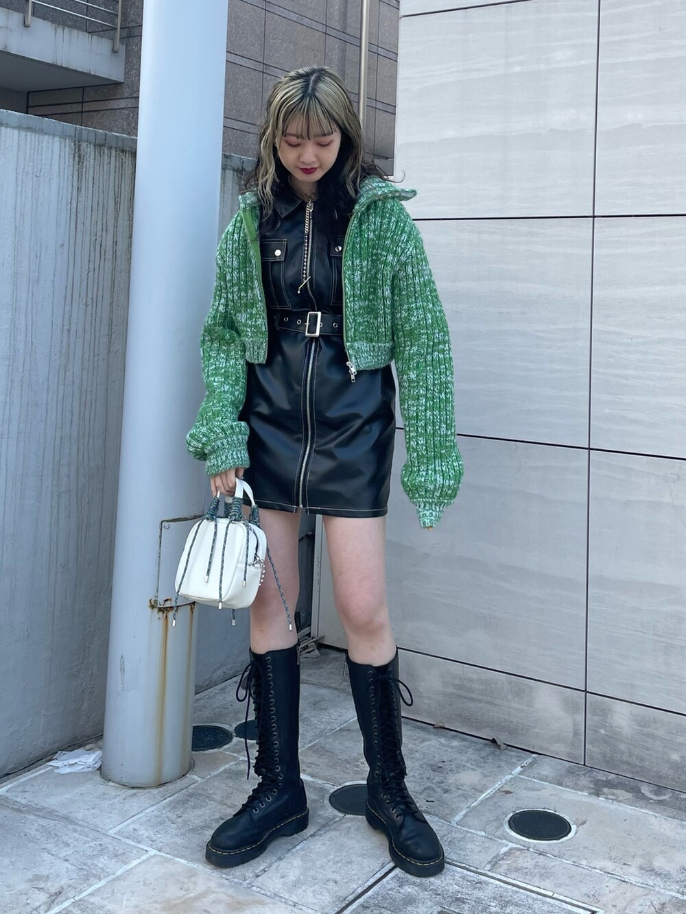 その他のワンピース、グリーン系のカーディガン/ボレロ、ホワイト系のショルダーバッグを着用したレディースの冬コーディネートの2枚目の写真