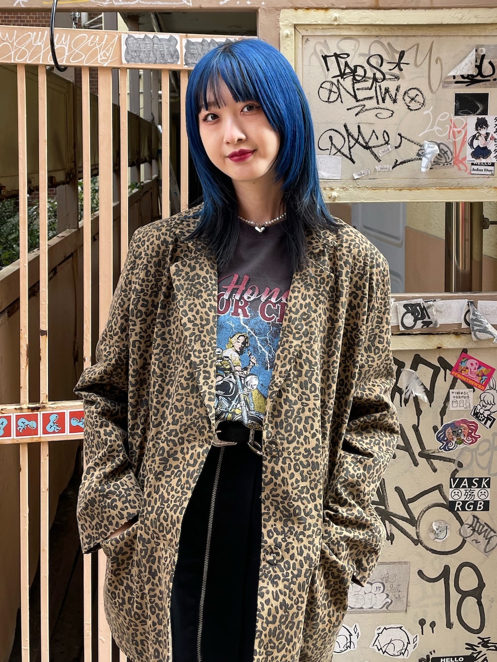 ブラック系のTシャツ/カットソー、ブラック系のブーツ、ブラウン系のテーラードジャケットを着用したレディースの冬コーディネートの4枚目の写真