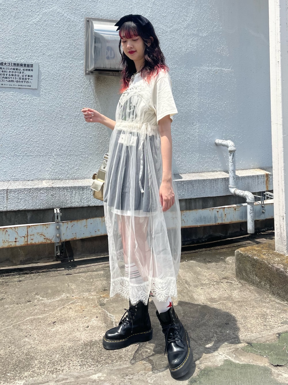 ホワイト系のワンピース、グレー系のスカート、ゴールド系のハンドバッグを着用したレディースの夏コーディネートの3枚目の写真