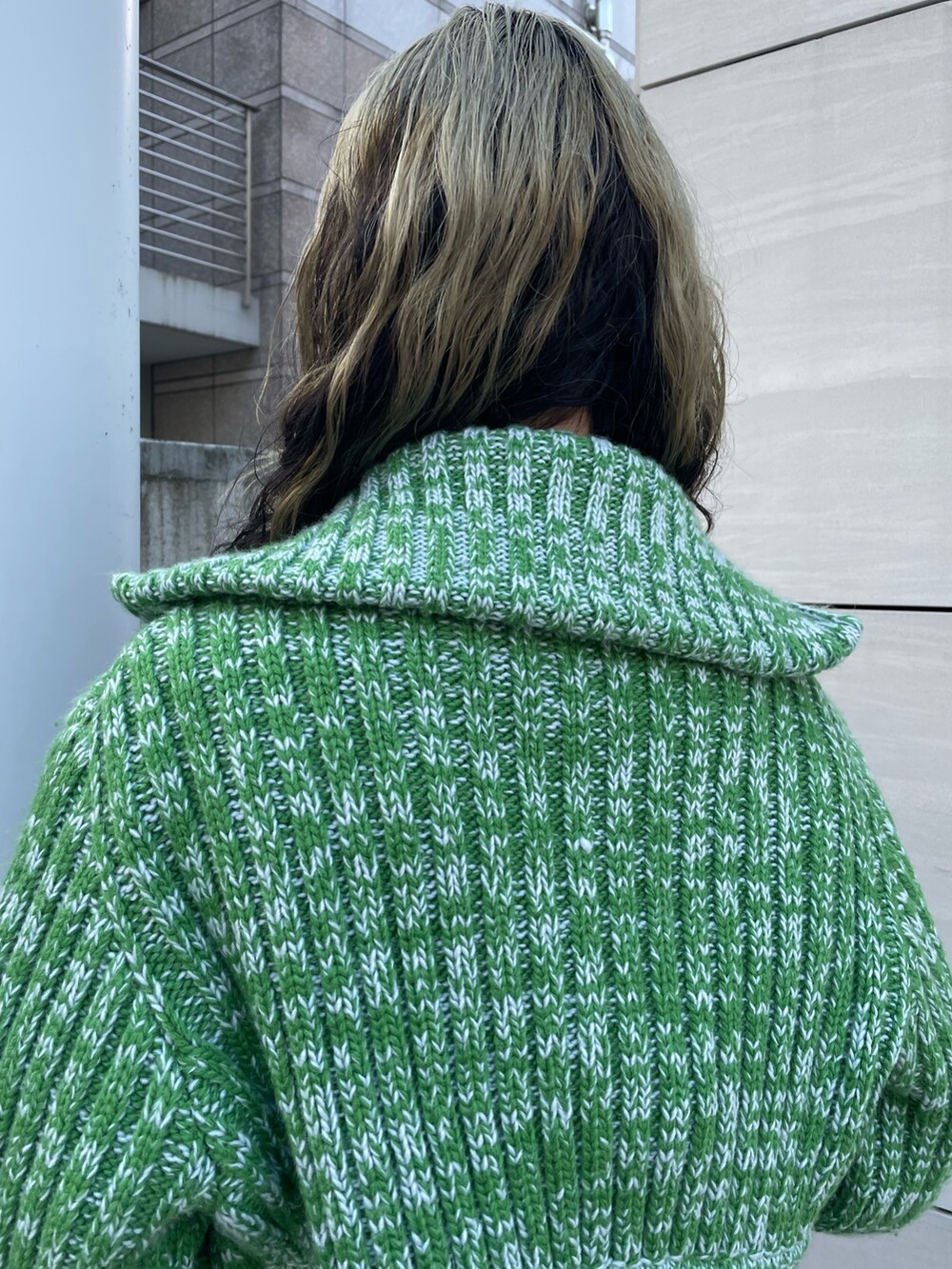 その他のワンピース、グリーン系のカーディガン/ボレロ、ホワイト系のショルダーバッグを着用したレディースの冬コーディネートの6枚目の写真