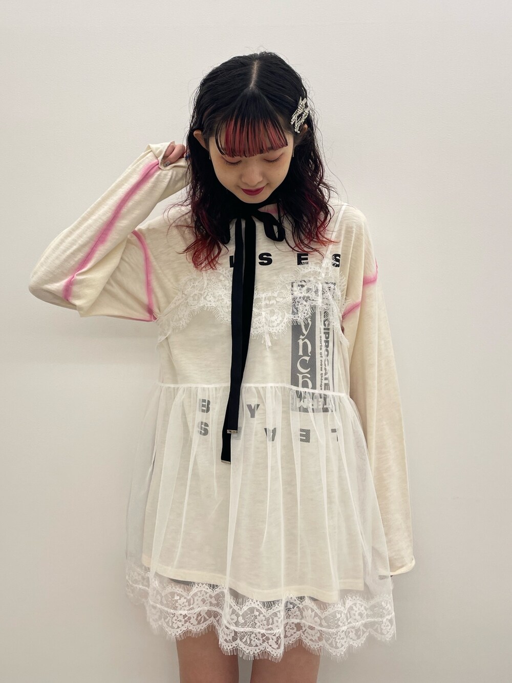 ホワイト系のTシャツ/カットソー、ホワイト系のTシャツ/カットソー、ブラック系のブーツを着用したレディースの春コーディネートの4枚目の写真