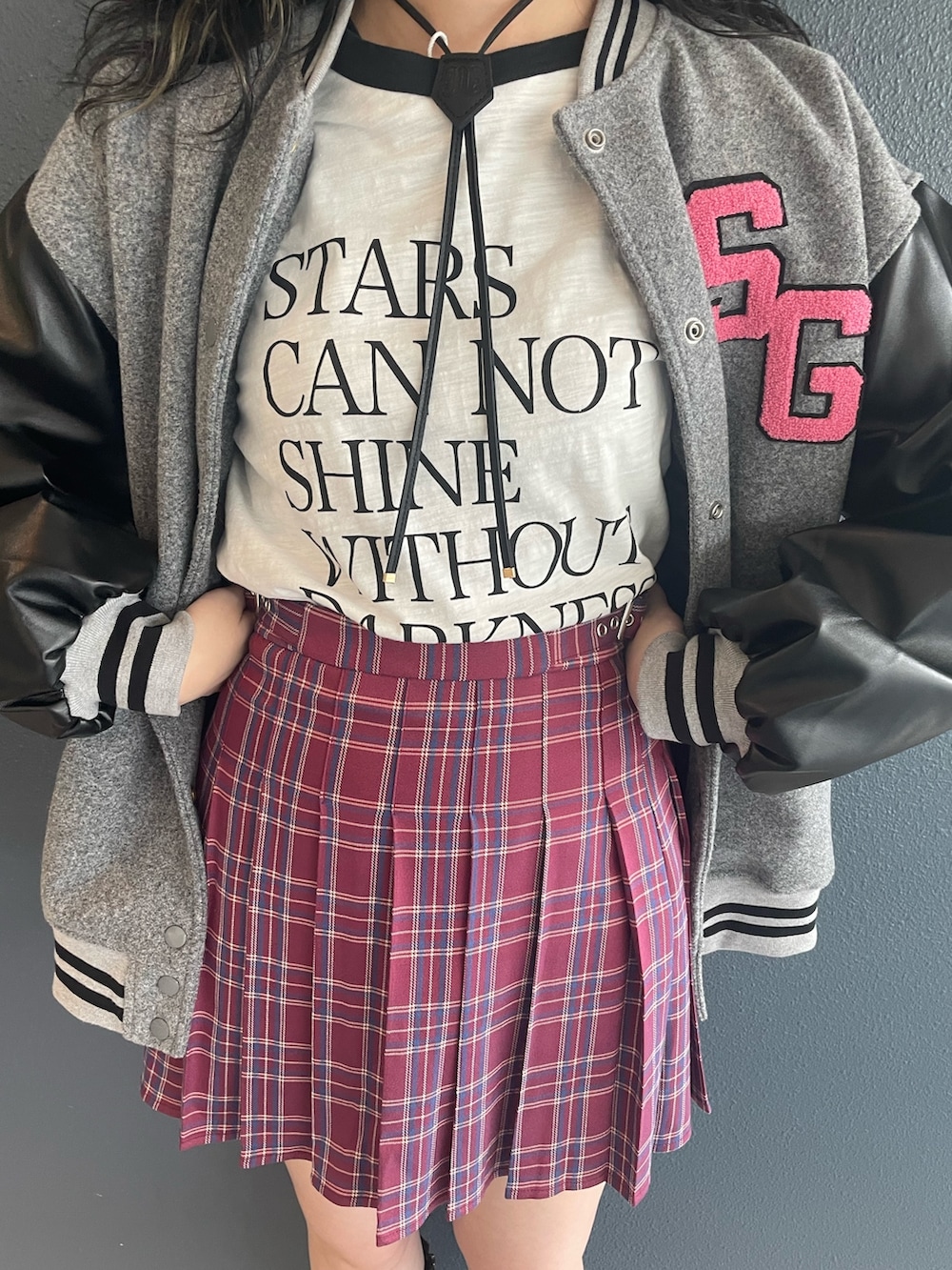 ピンク系のスカート、グレー系のスタジャン、ホワイト系のTシャツ/カットソーを着用したレディースの秋コーディネートの5枚目の写真