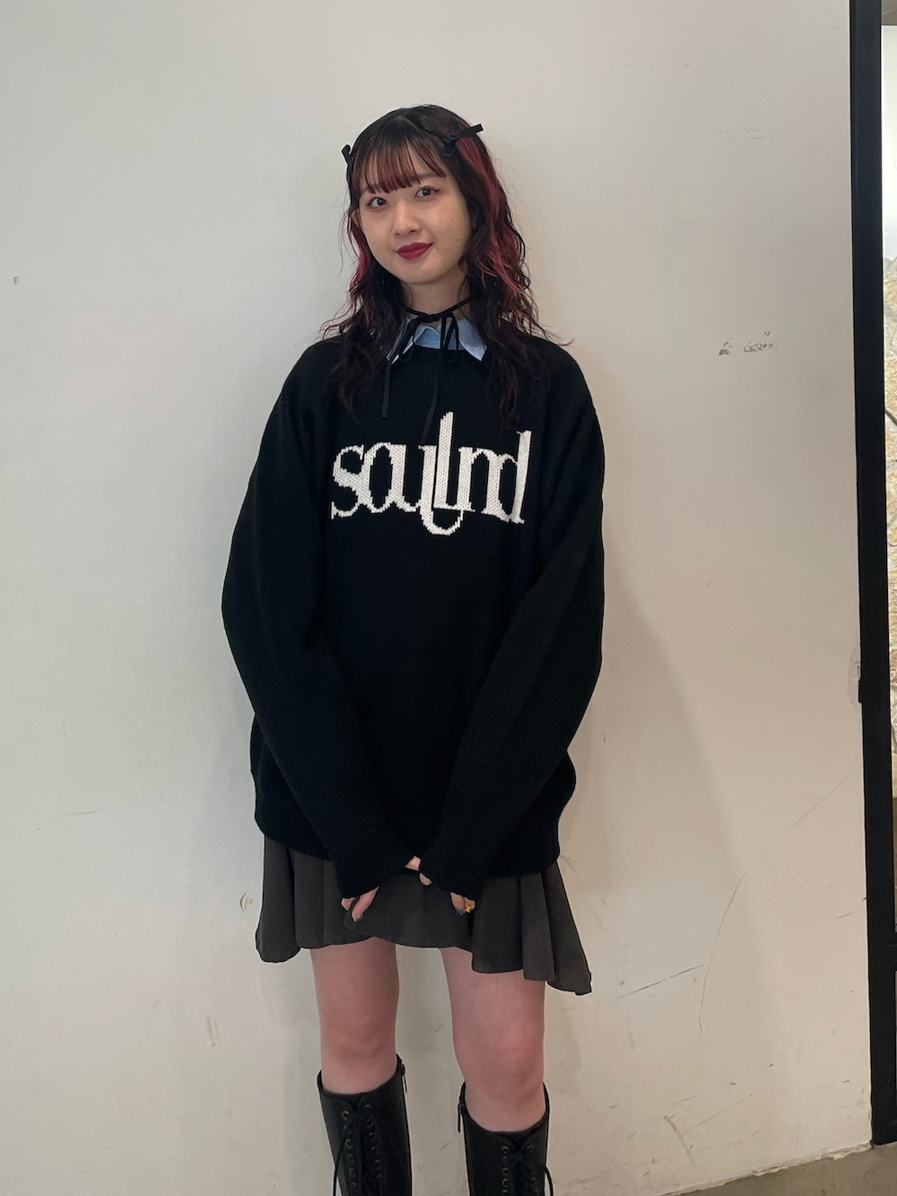 ブルー系のシャツ/ブラウス、ブラック系のニット/セーター、ブラック系のスカートを着用したレディースの冬コーディネートの4枚目の写真