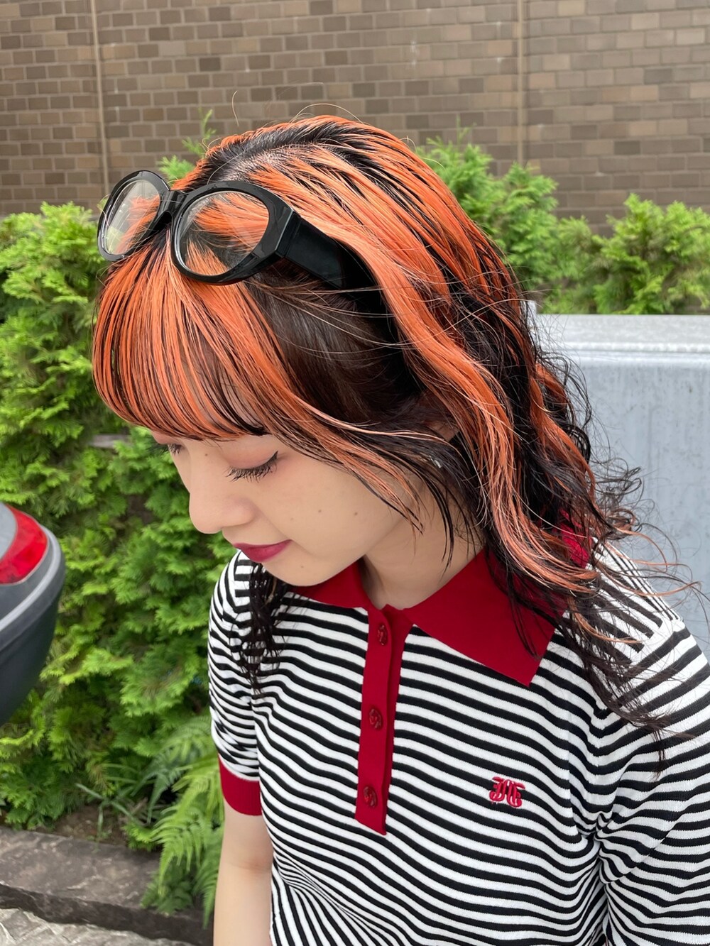 ホワイト系のニット/セーター、ブラック系のボストンバッグ、レッド系のスカートを着用したレディースの夏コーディネートの8枚目の写真