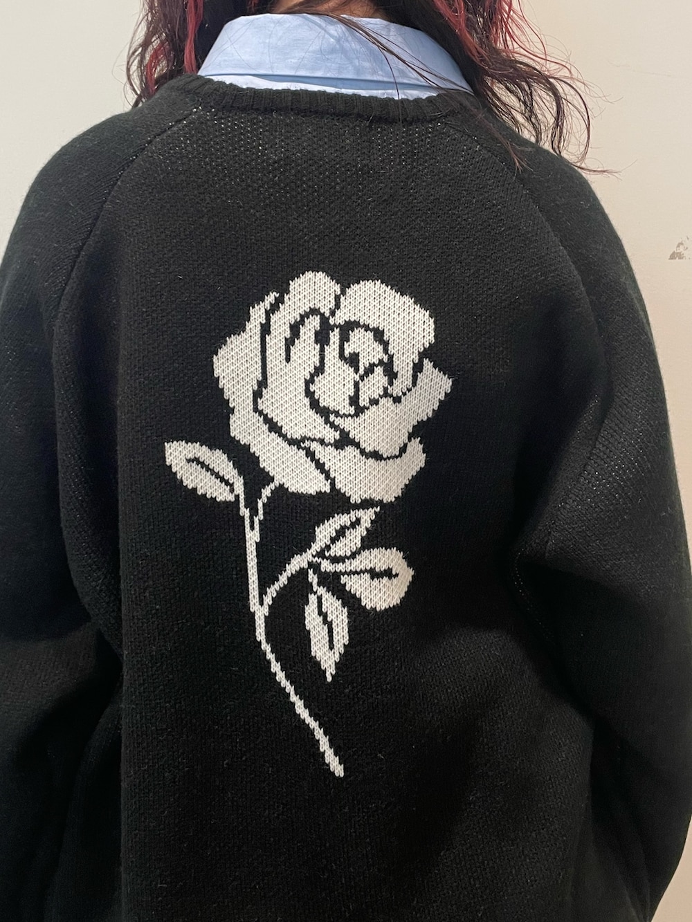 ブルー系のシャツ/ブラウス、ブラック系のニット/セーター、ブラック系のスカートを着用したレディースの冬コーディネートの6枚目の写真