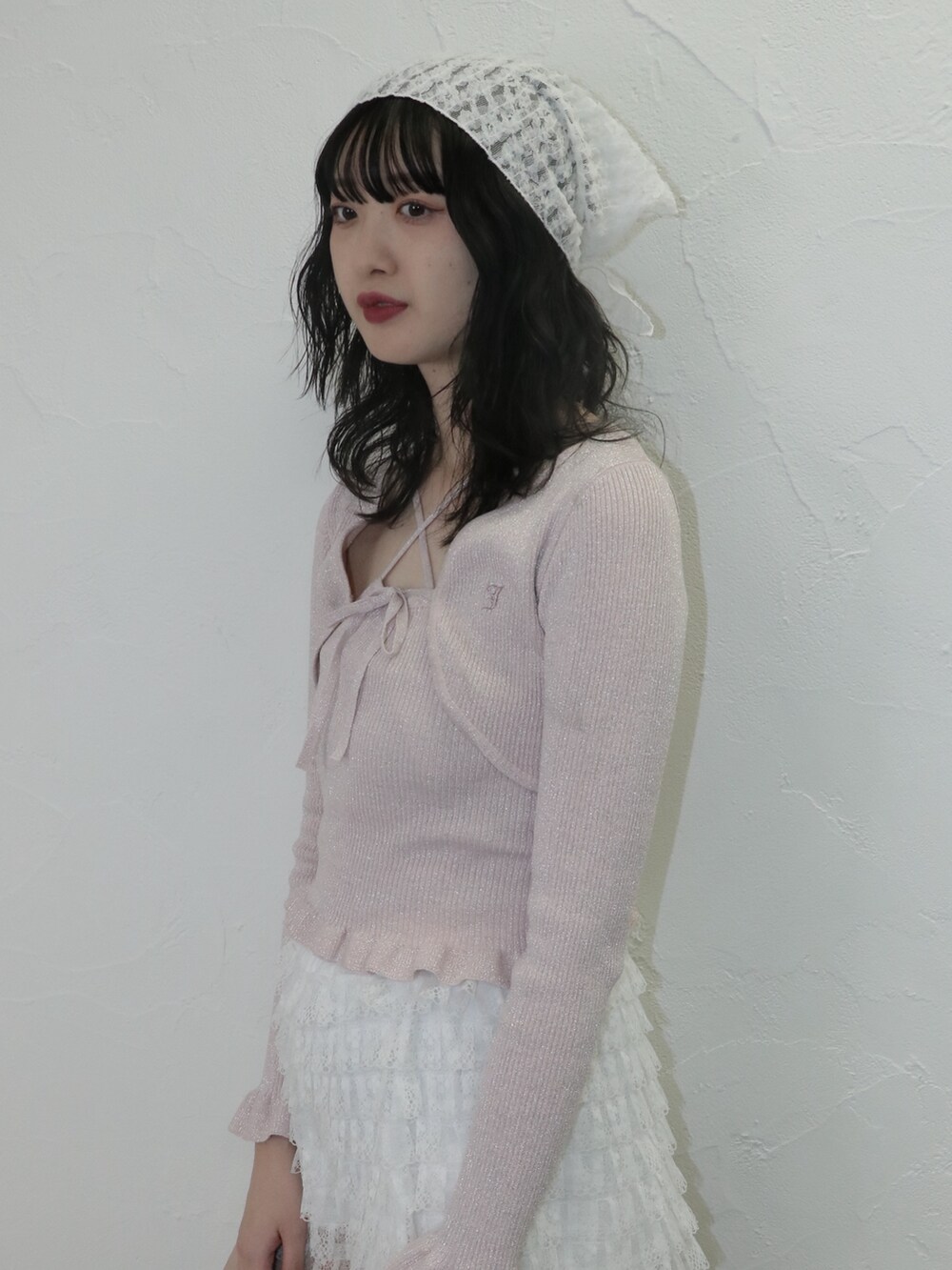 ピンク系のアンサンブル、ホワイト系のその他パンツ、ブラック系のブーツを着用したレディースの冬コーディネートの4枚目の写真