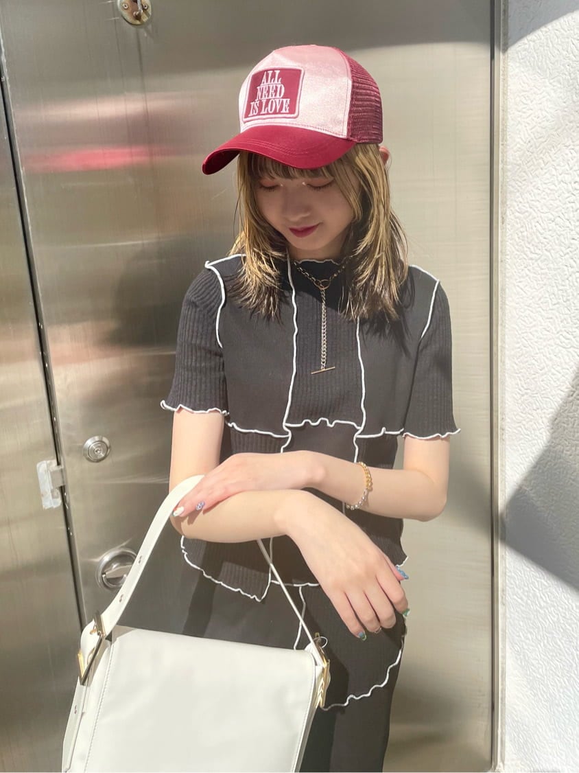 ブラック系のスカート、ブラック系のTシャツ/カットソー、シルバー系のネックレスを着用したレディースの春コーディネートの5枚目の写真