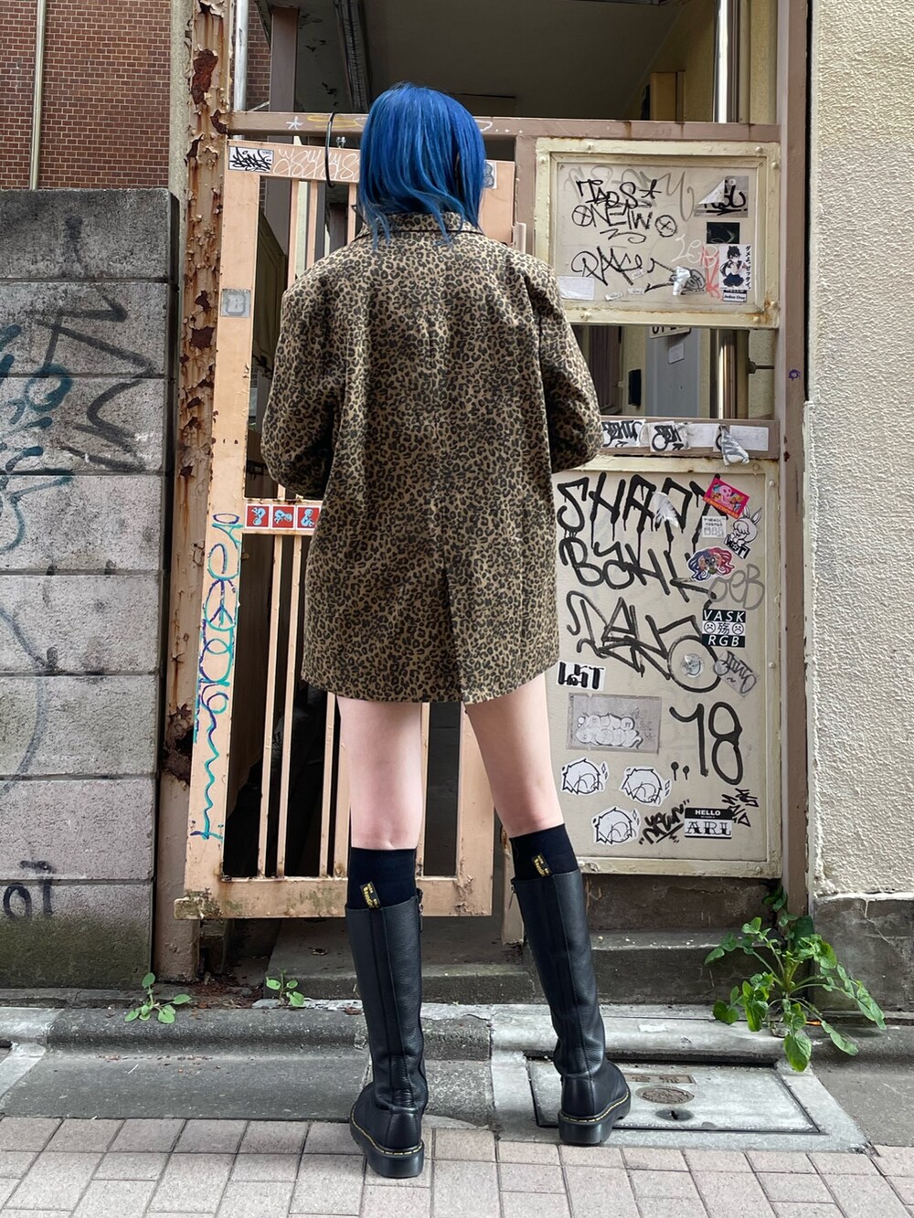 ブラック系のTシャツ/カットソー、ブラック系のブーツ、ブラウン系のテーラードジャケットを着用したレディースの冬コーディネートの3枚目の写真