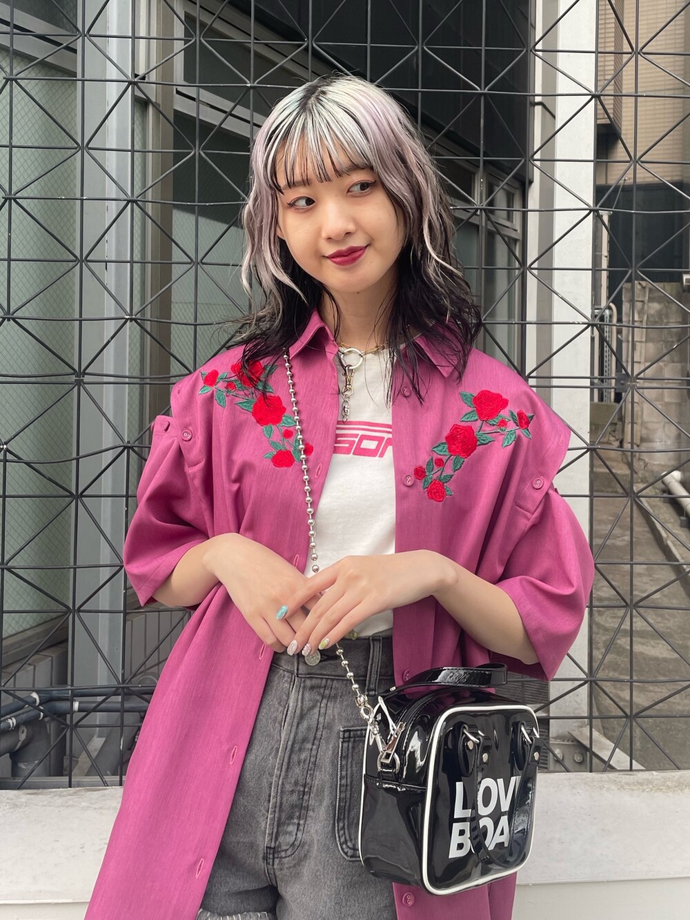 ピンク系のシャツ/ブラウス、ホワイト系のTシャツ/カットソー、ブラック系のデニムパンツを着用したレディースの春コーディネートの5枚目の写真
