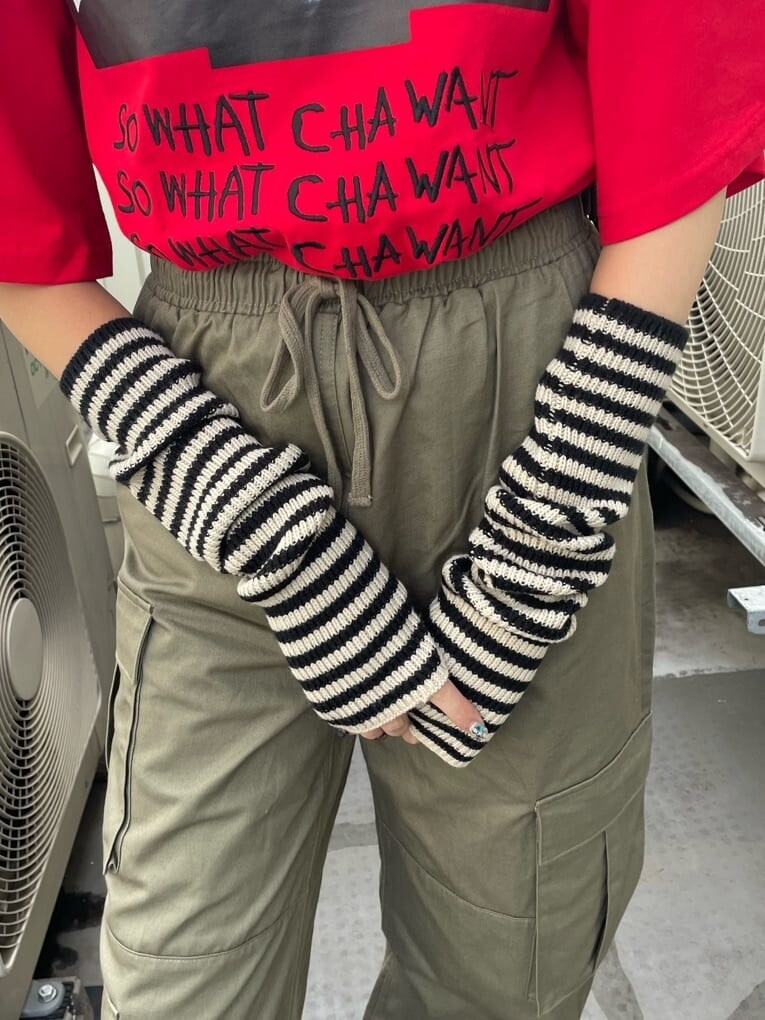 ブラック系のその他シューズ、ブラック系のバックパック/リュック、ベージュ系のカーゴパンツを着用したレディースの夏コーディネートの9枚目の写真