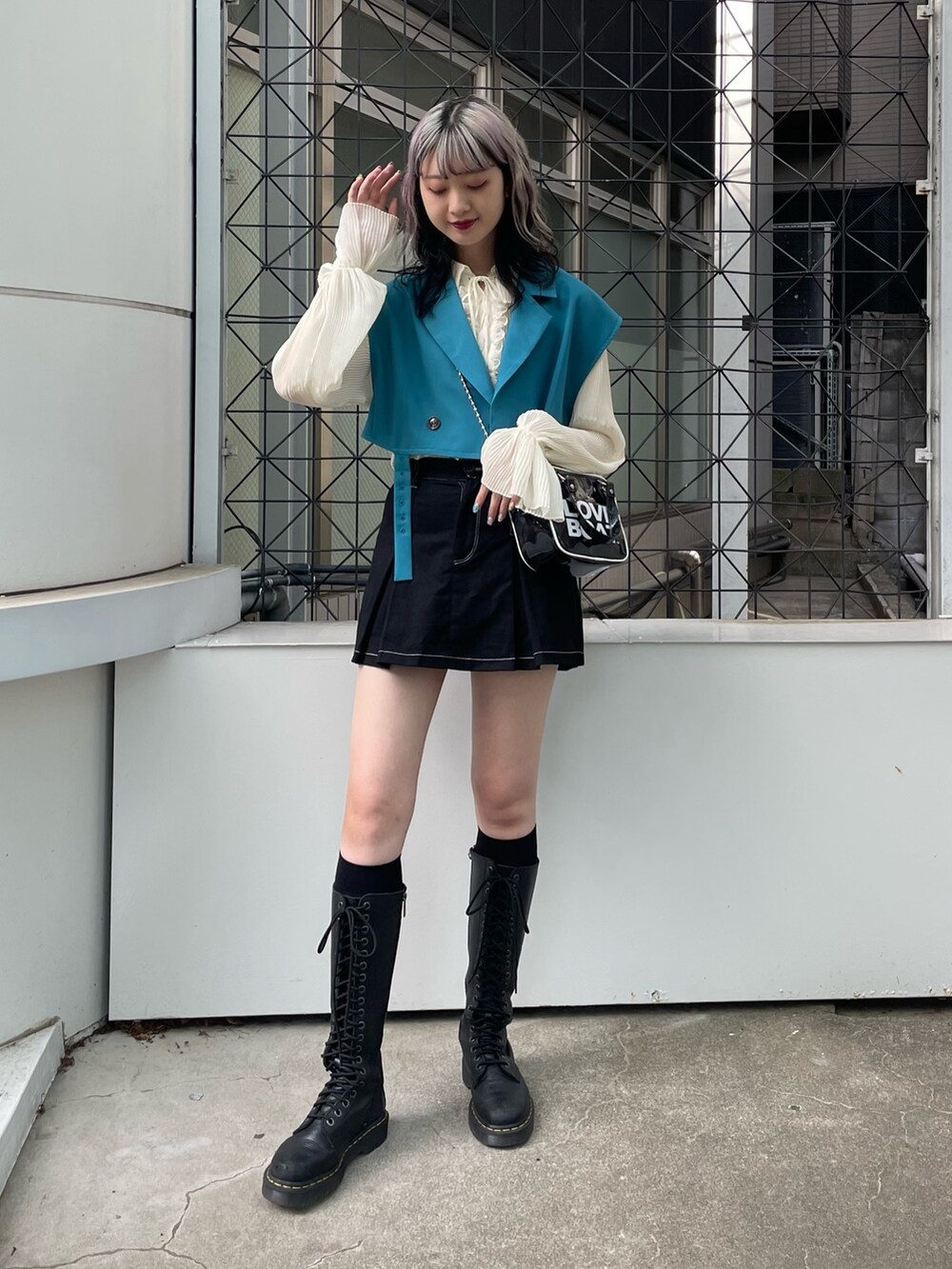 ホワイト系のシャツ/ブラウス、ブルー系のテーラードジャケット、ブラック系のその他パンツを着用したレディースの春コーディネートの2枚目の写真