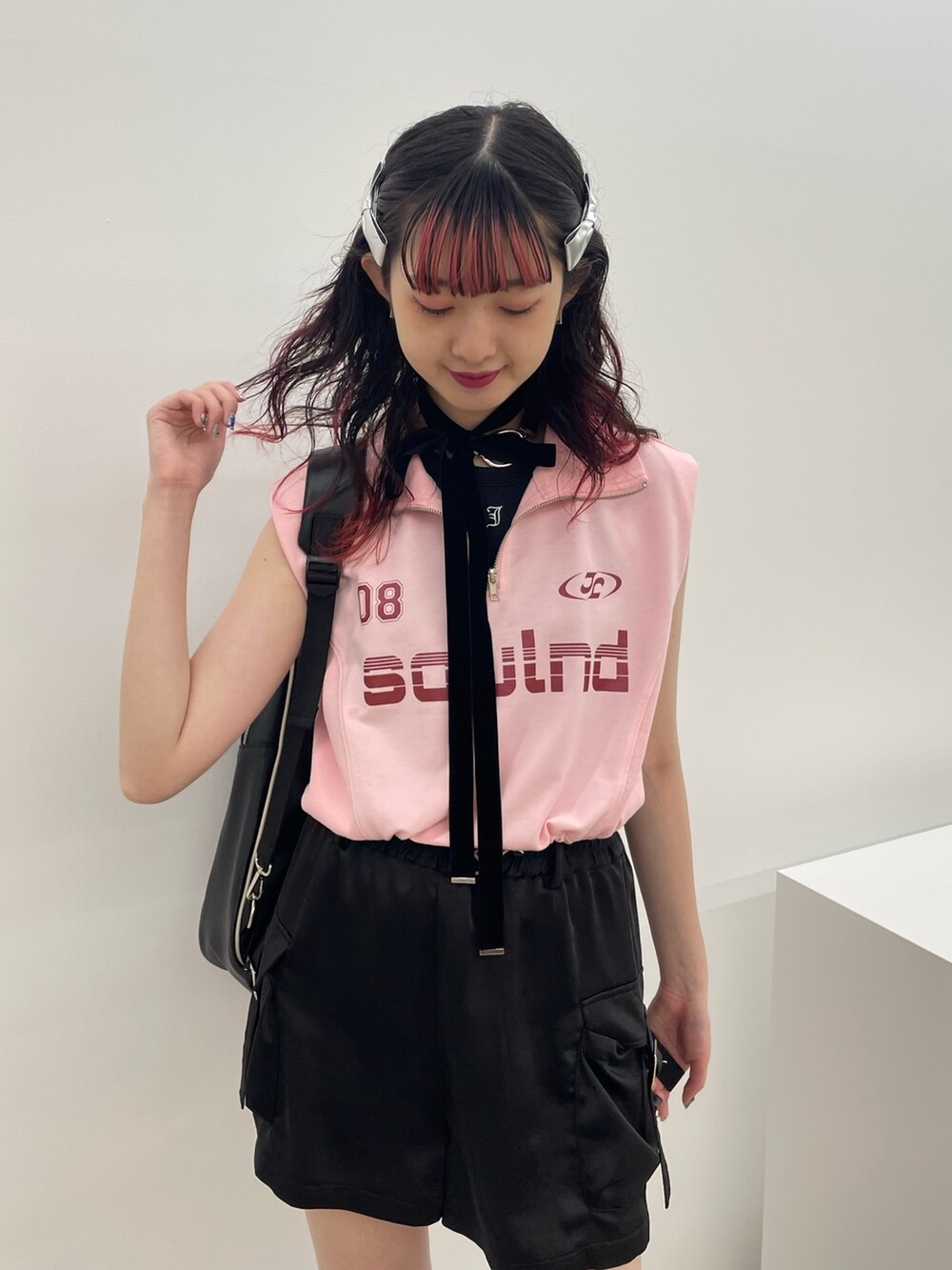 ブラック系のタンクトップ、ピンク系のTシャツ/カットソー、ブラック系のその他パンツを着用したレディースの夏コーディネートの5枚目の写真