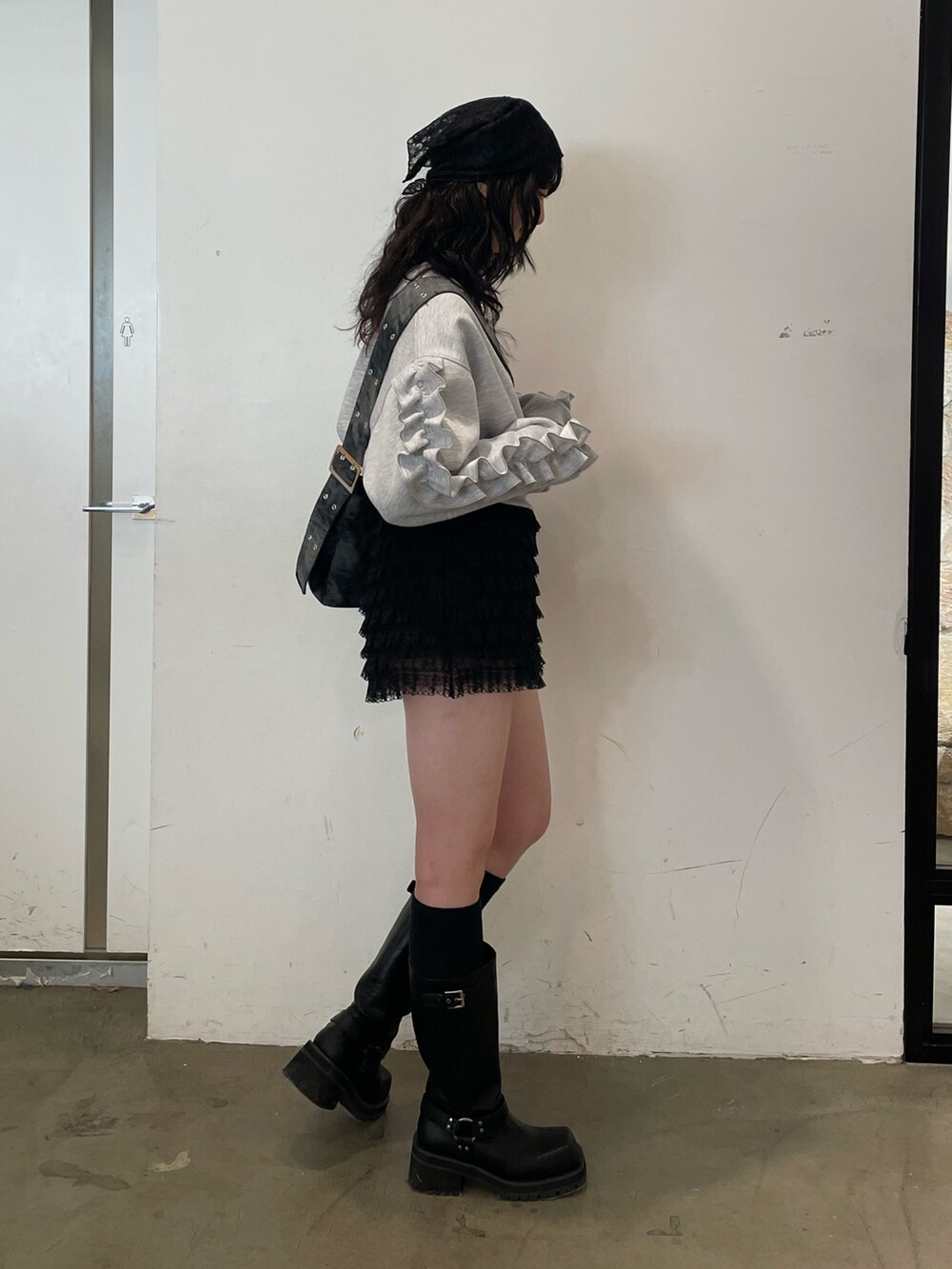 グレー系のスウェット、ブラック系のブーツ、ブラック系のその他パンツを着用したレディースの冬コーディネートの3枚目の写真
