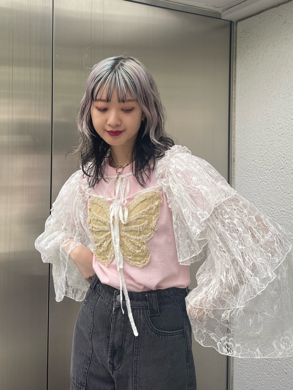 ピンク系のTシャツ/カットソー、ホワイト系のシャツ/ブラウス、ブラック系のカーゴパンツを着用したレディースの春コーディネートの4枚目の写真