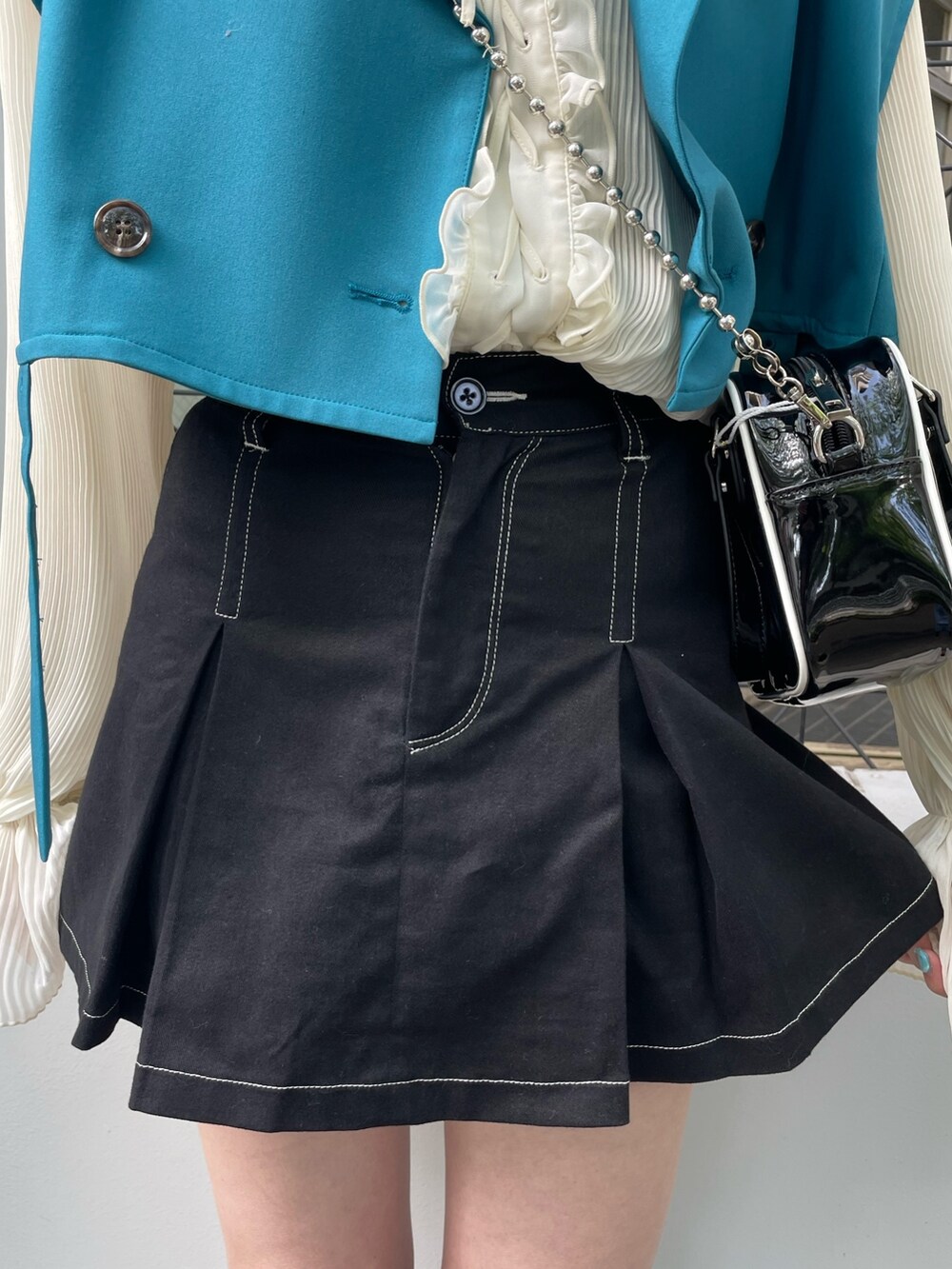 ホワイト系のシャツ/ブラウス、ブルー系のテーラードジャケット、ブラック系のその他パンツを着用したレディースの春コーディネートの7枚目の写真