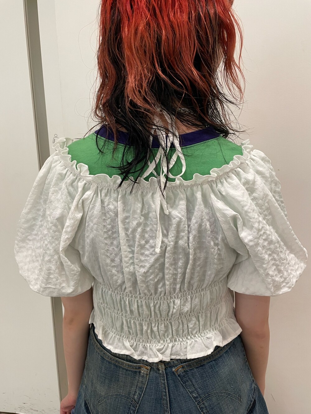 ホワイト系のシャツ/ブラウス、グリーン系のTシャツ/カットソー、ブラック系のブーツを着用したレディースの夏コーディネートの7枚目の写真
