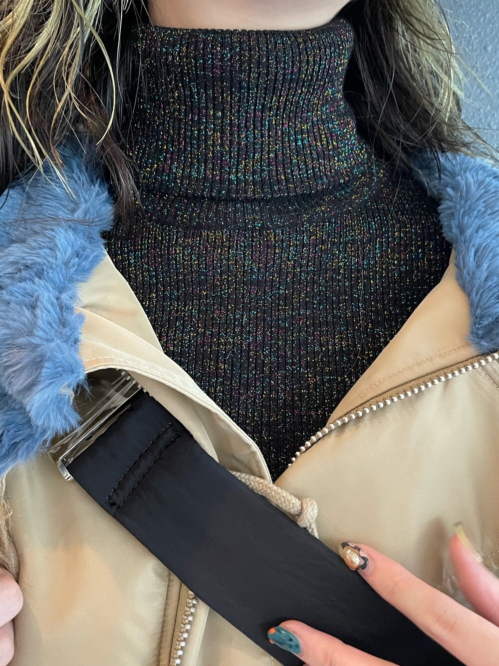 ブラック系のニット/セーター、グレー系のその他パンツ、ブラック系のブーツを着用したレディースの秋コーディネートの6枚目の写真