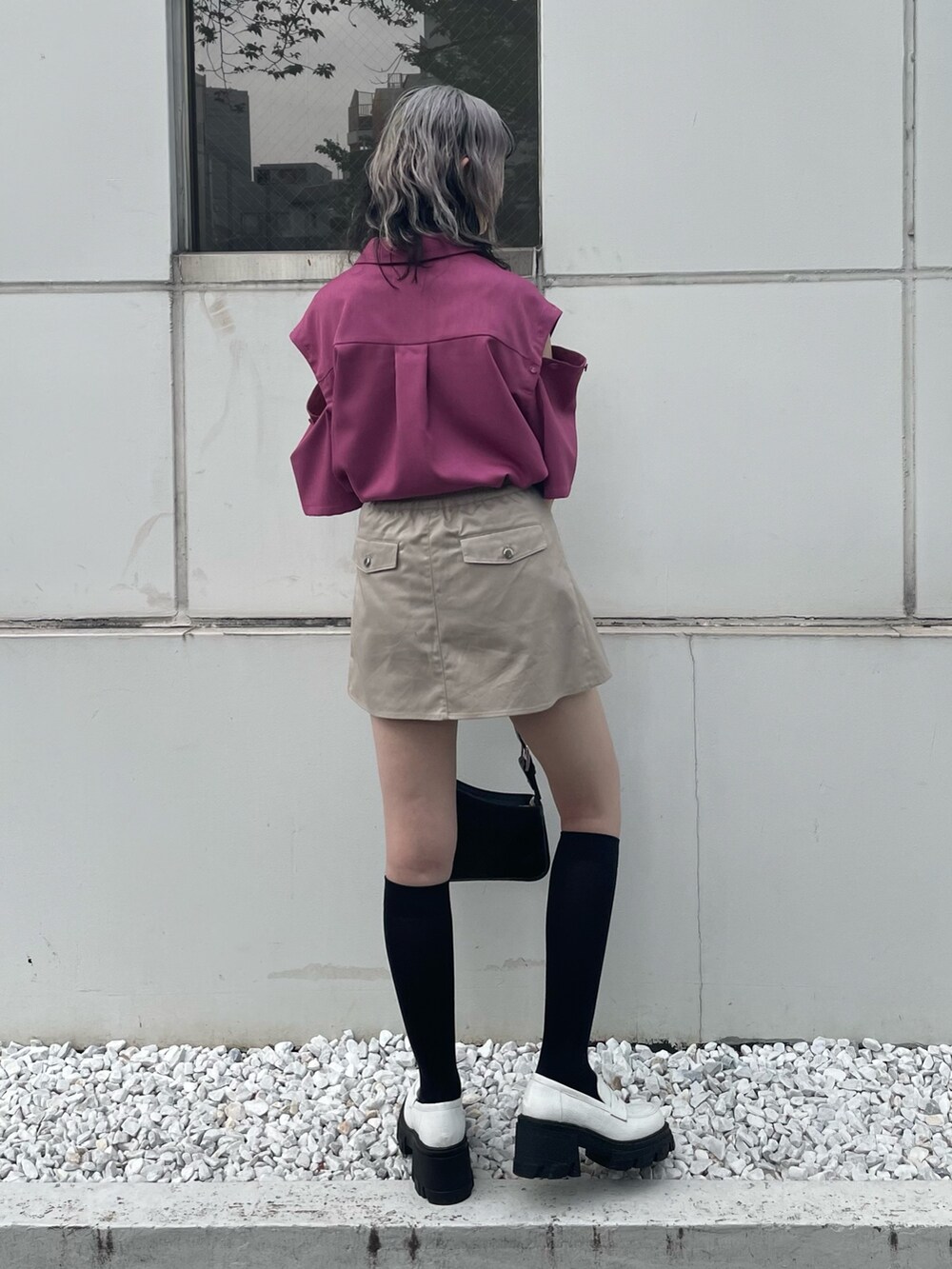 ピンク系のシャツ/ブラウス、ホワイト系のその他パンツ、ブラック系のハンドバッグを着用したレディースの春コーディネートの3枚目の写真