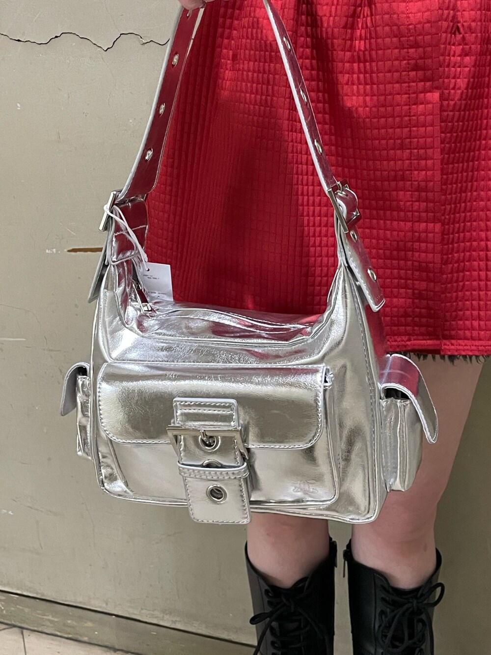 レッド系のキャミソール、ブラック系のシャツ/ブラウス、シルバー系のハンドバッグを着用したレディースの夏コーディネートの8枚目の写真