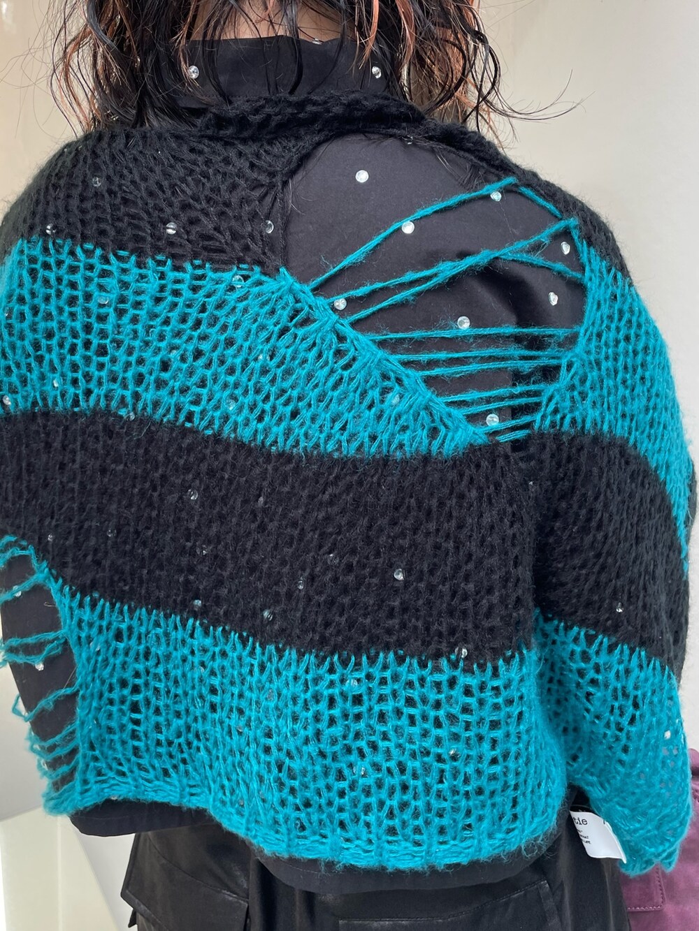 ブラック系のニット/セーター、ブラック系のシャツ/ブラウス、ブラック系のカーゴパンツを着用したレディースの夏コーディネートの9枚目の写真