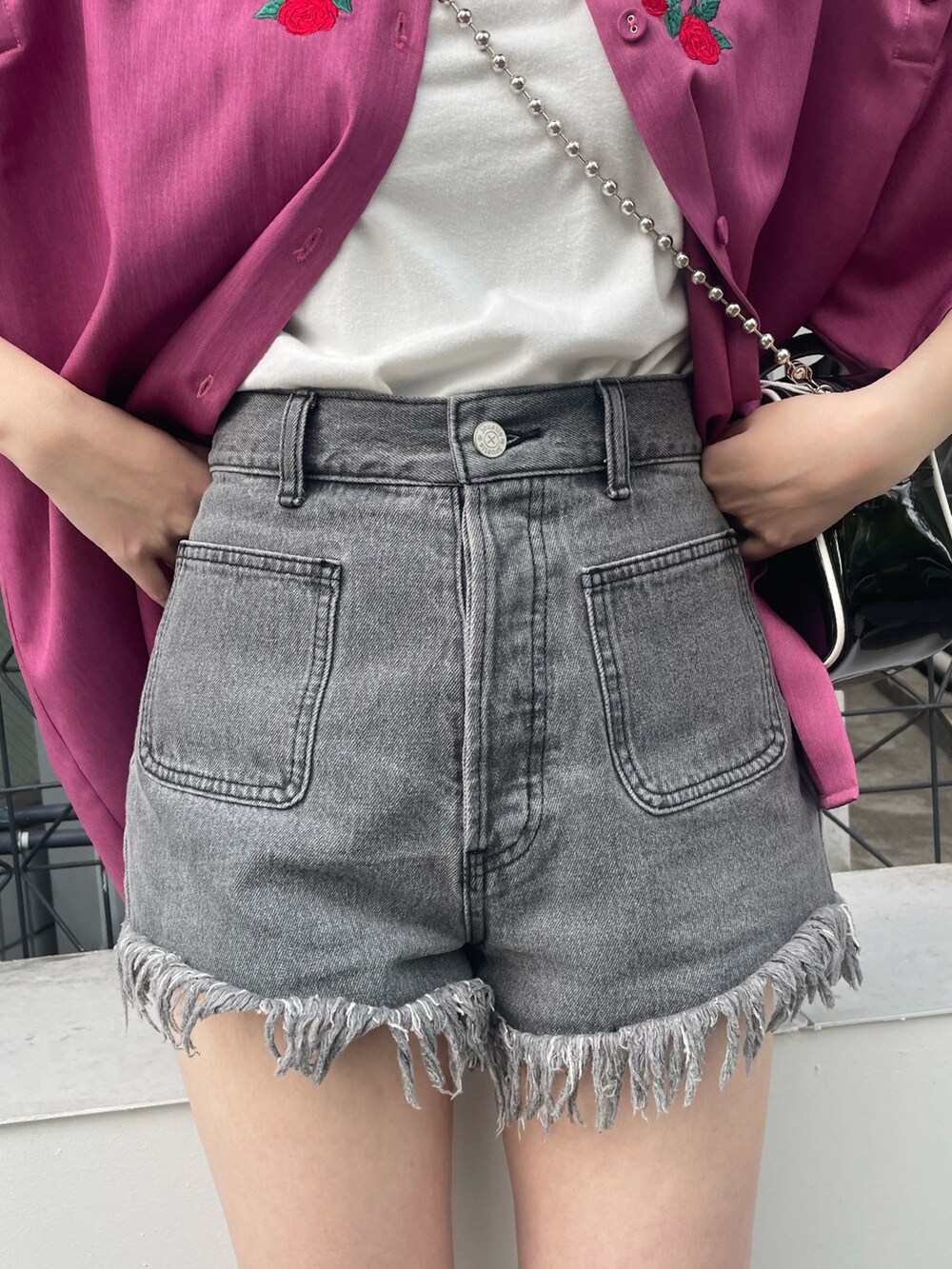 ピンク系のシャツ/ブラウス、ホワイト系のTシャツ/カットソー、ブラック系のデニムパンツを着用したレディースの春コーディネートの9枚目の写真