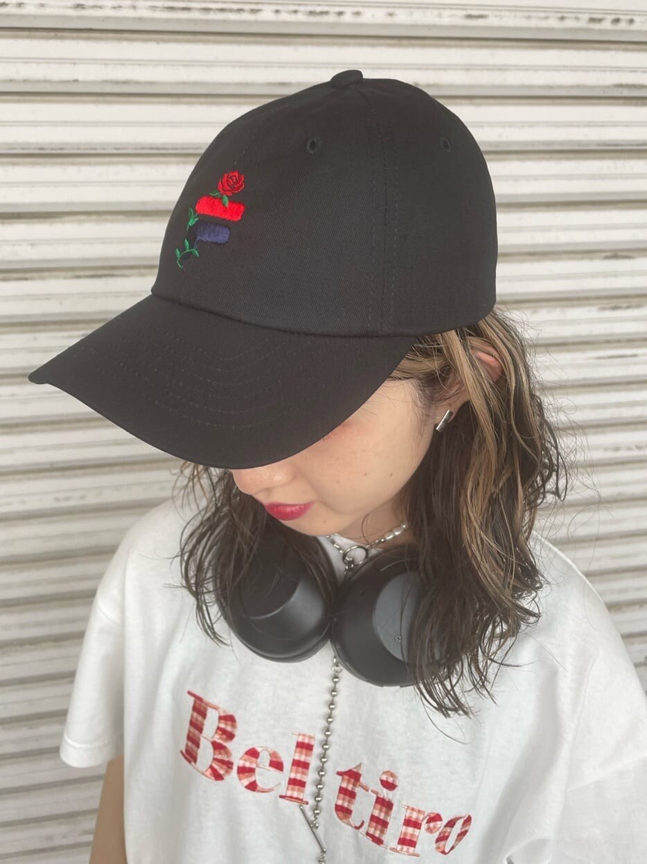 ブラック系のブーツ、ホワイト系のTシャツ/カットソー、ブラック系のハンドバッグを着用したレディースの春コーディネートの8枚目の写真