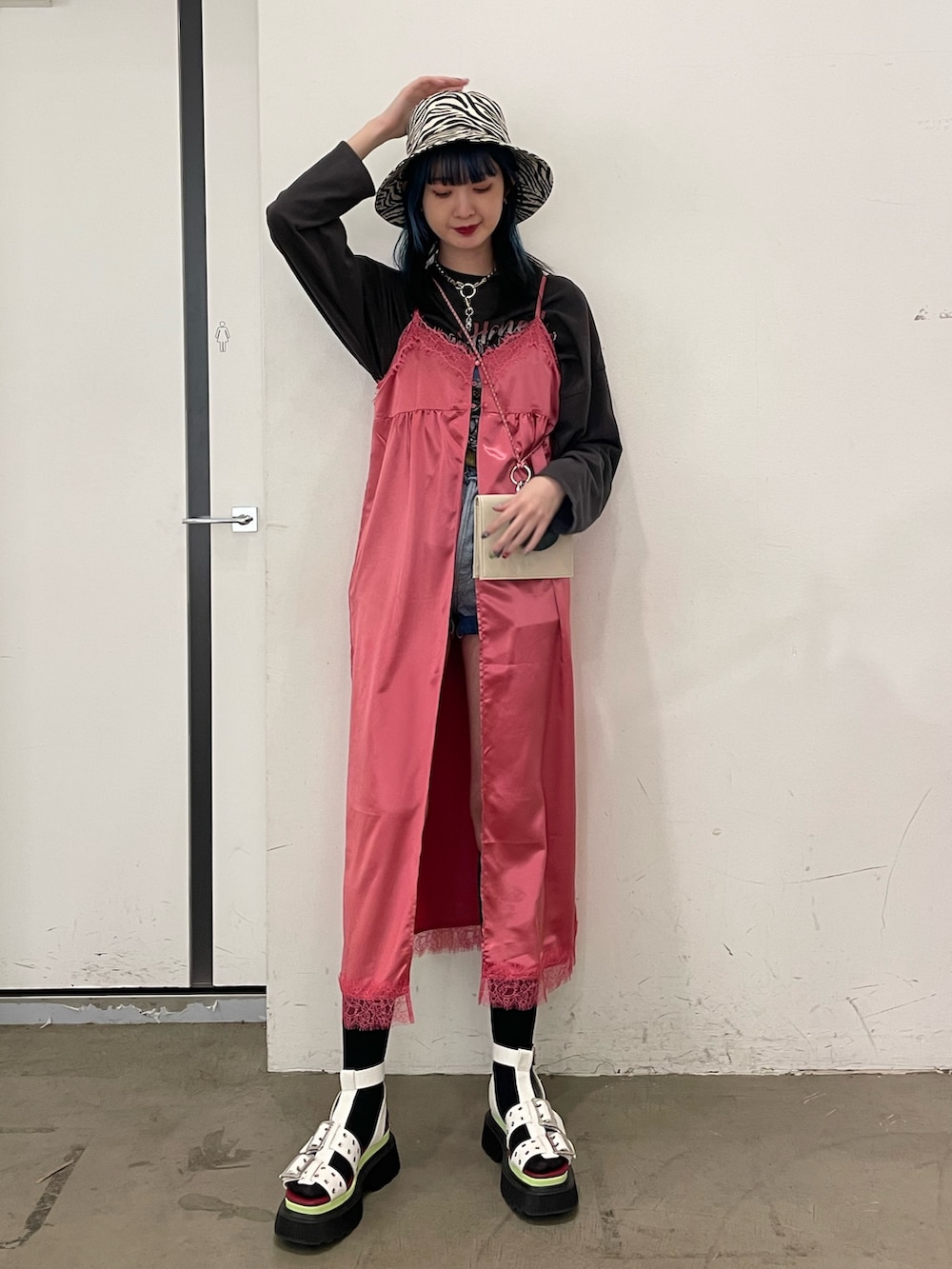 「jouetie、ランジェリーワンピース、レイヤードスタイル、アニマル柄」｜「jouetieのヴィンテージグラフィックロンT（Tシャツ/カットソー、ブラック系）」を使った、MIYUさん（レディース・168cm）の春コーディネートの2枚目の写真