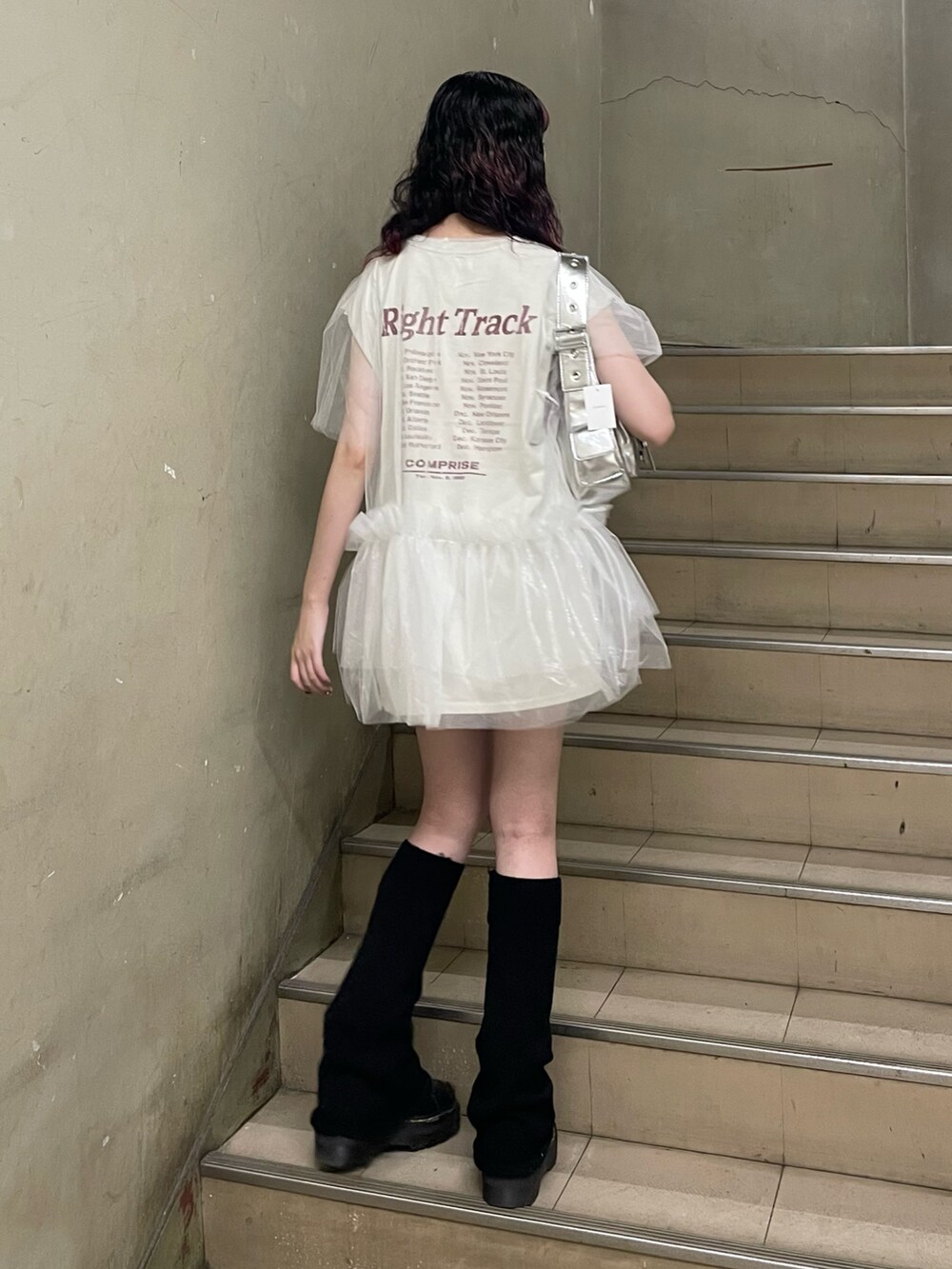 ホワイト系のTシャツ/カットソー、ホワイト系のワンピース、シルバー系のハンドバッグを着用したレディースの夏コーディネートの3枚目の写真