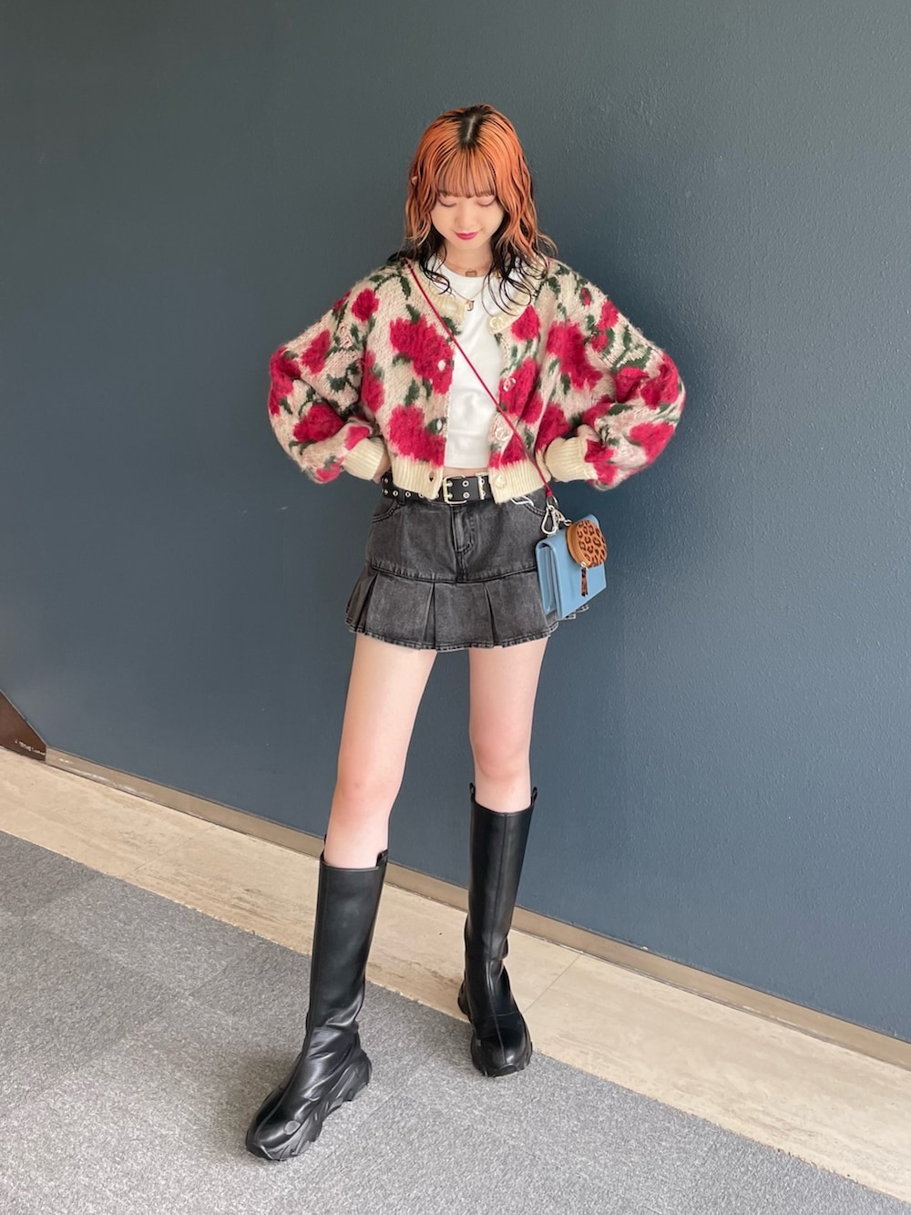 ホワイト系のカーディガン/ボレロ、ホワイト系のタンクトップ、ブラック系のデニムパンツを着用したレディースの夏コーディネートの2枚目の写真